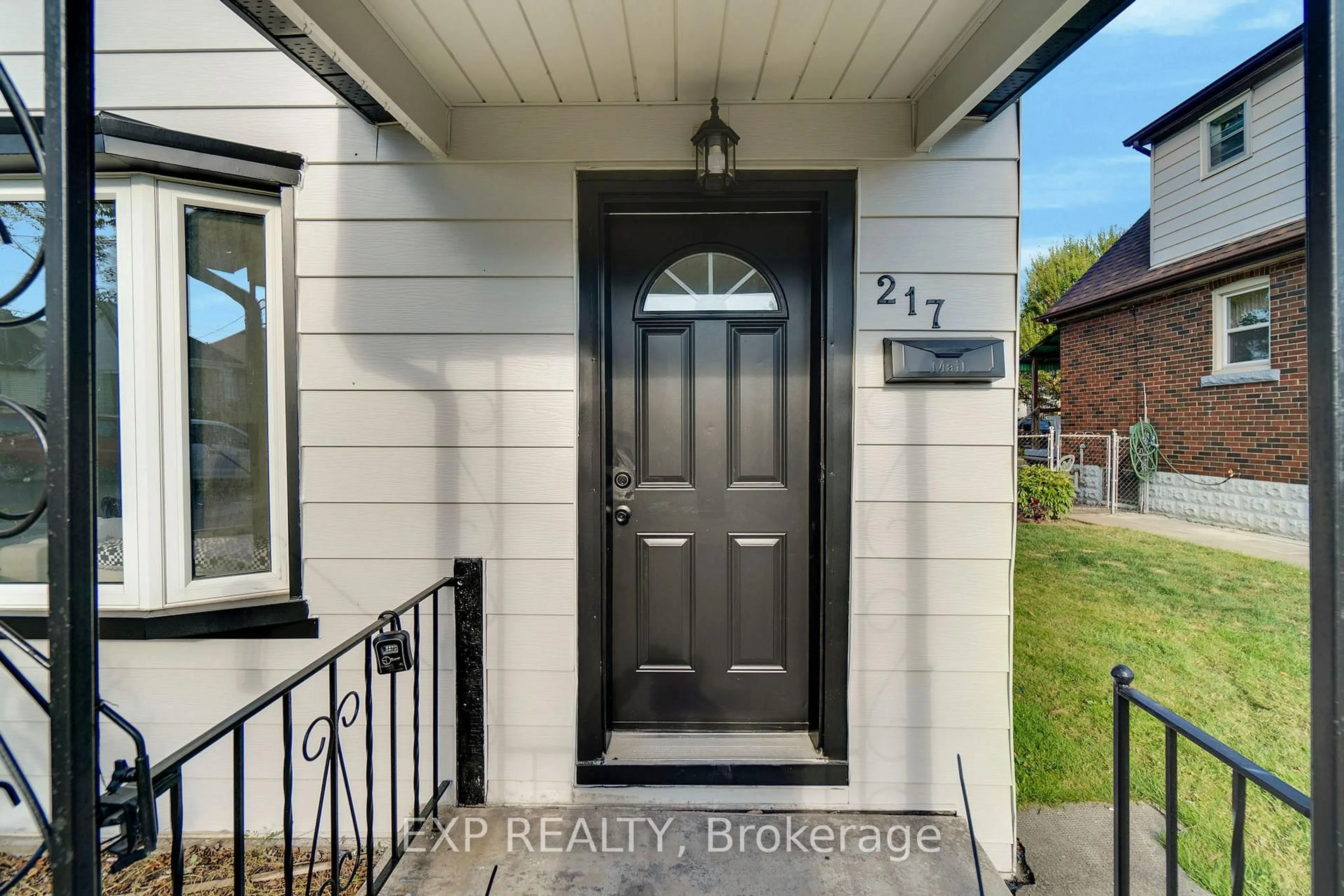 Indoor entryway for 217 Fairfield Ave, Hamilton Ontario L8H 5H5
