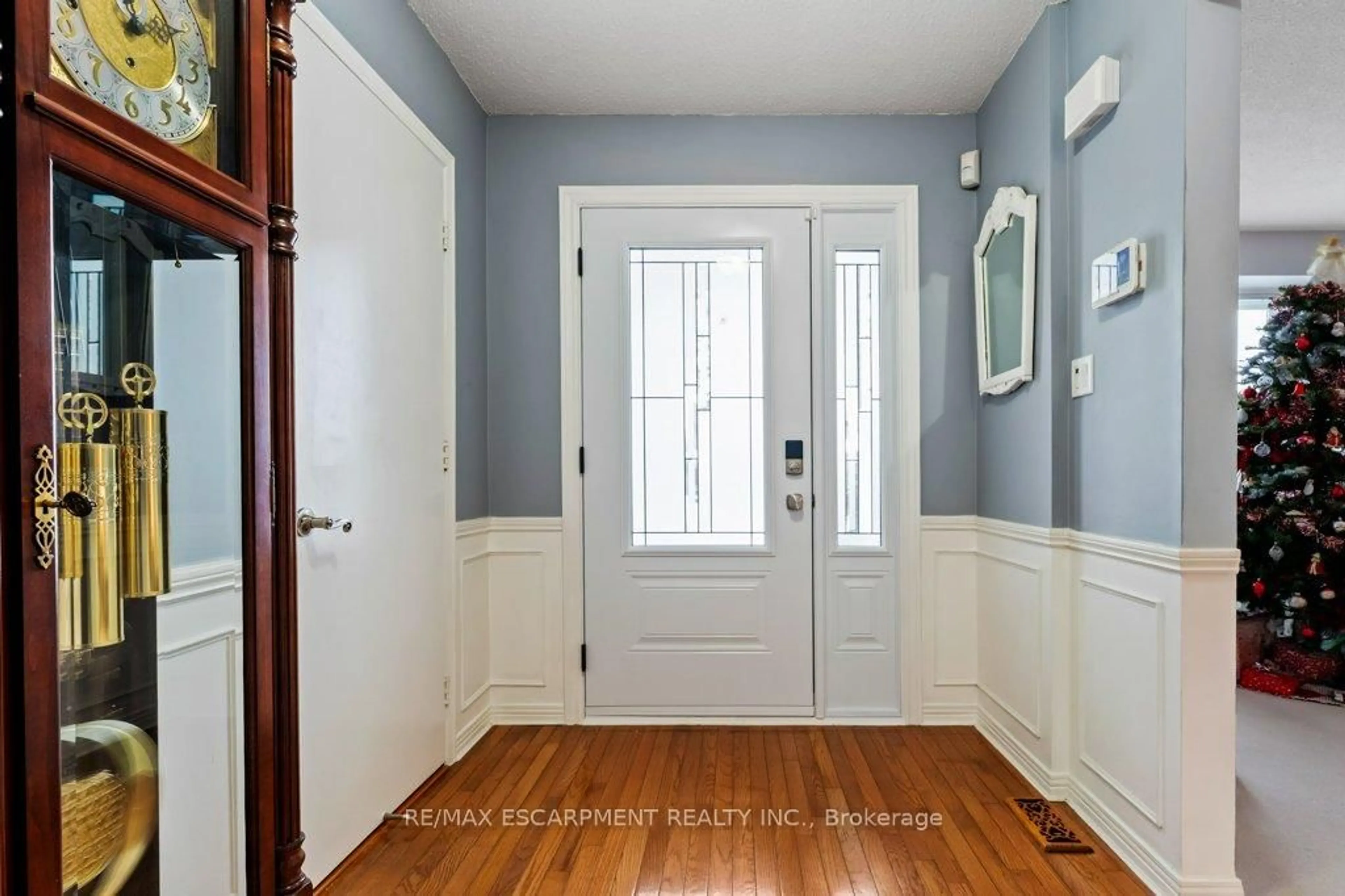 Indoor entryway for 188 Napoli Crt, Hamilton Ontario L9C 7A2