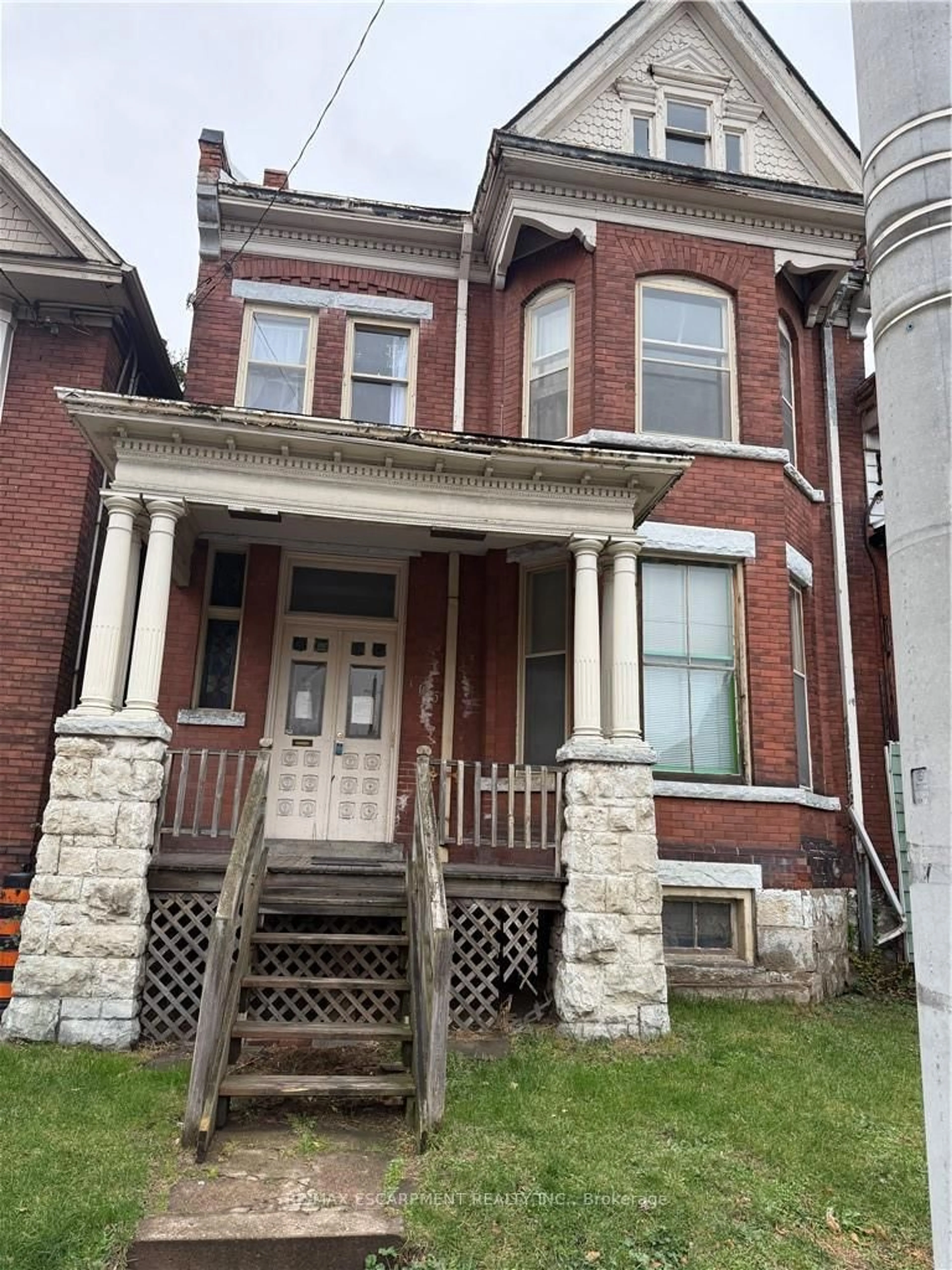Home with brick exterior material, building for 105 Wellington St, Hamilton Ontario L8W 2R3
