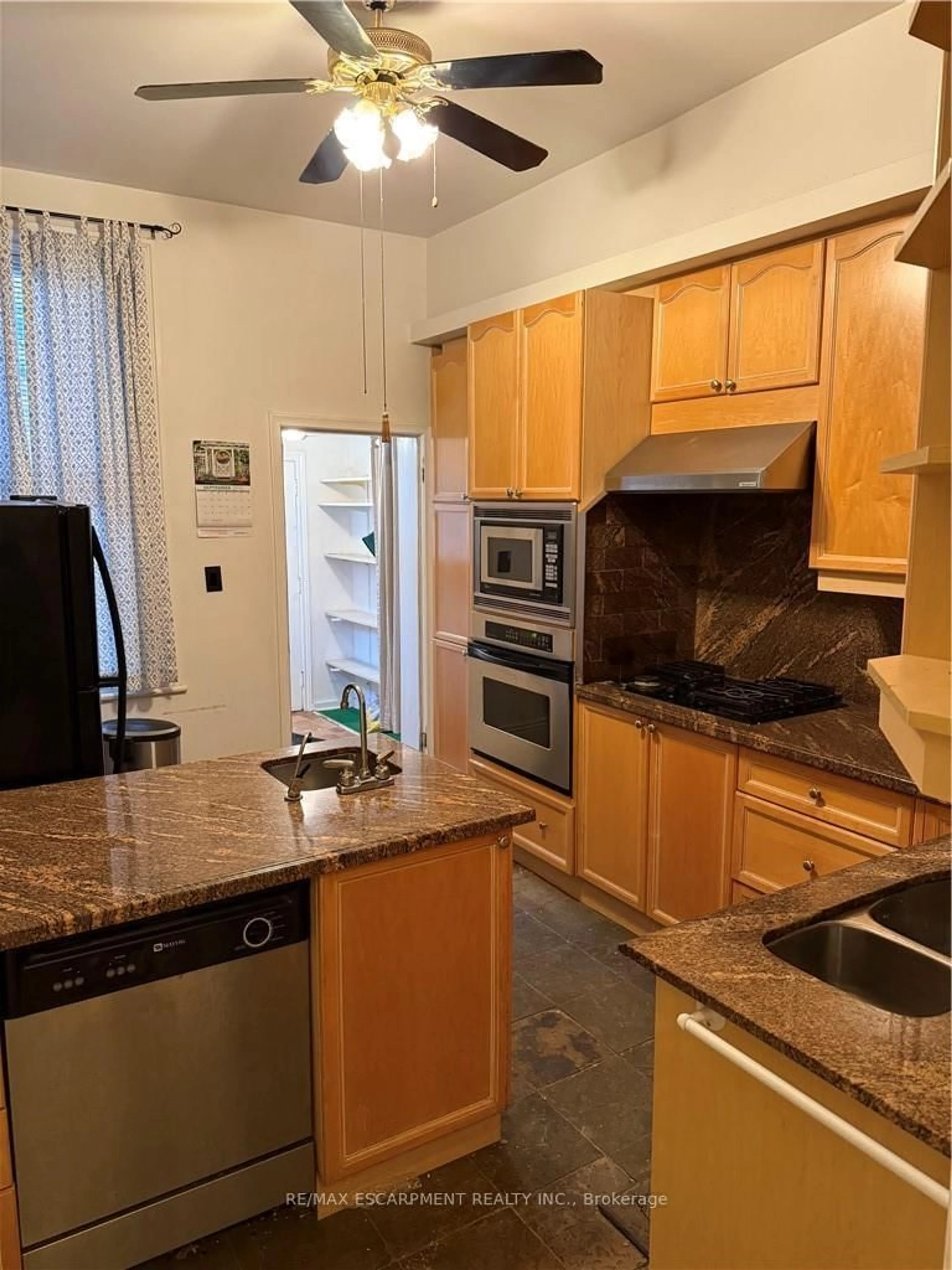 Standard kitchen, unknown for 105 Wellington St, Hamilton Ontario L8W 2R3