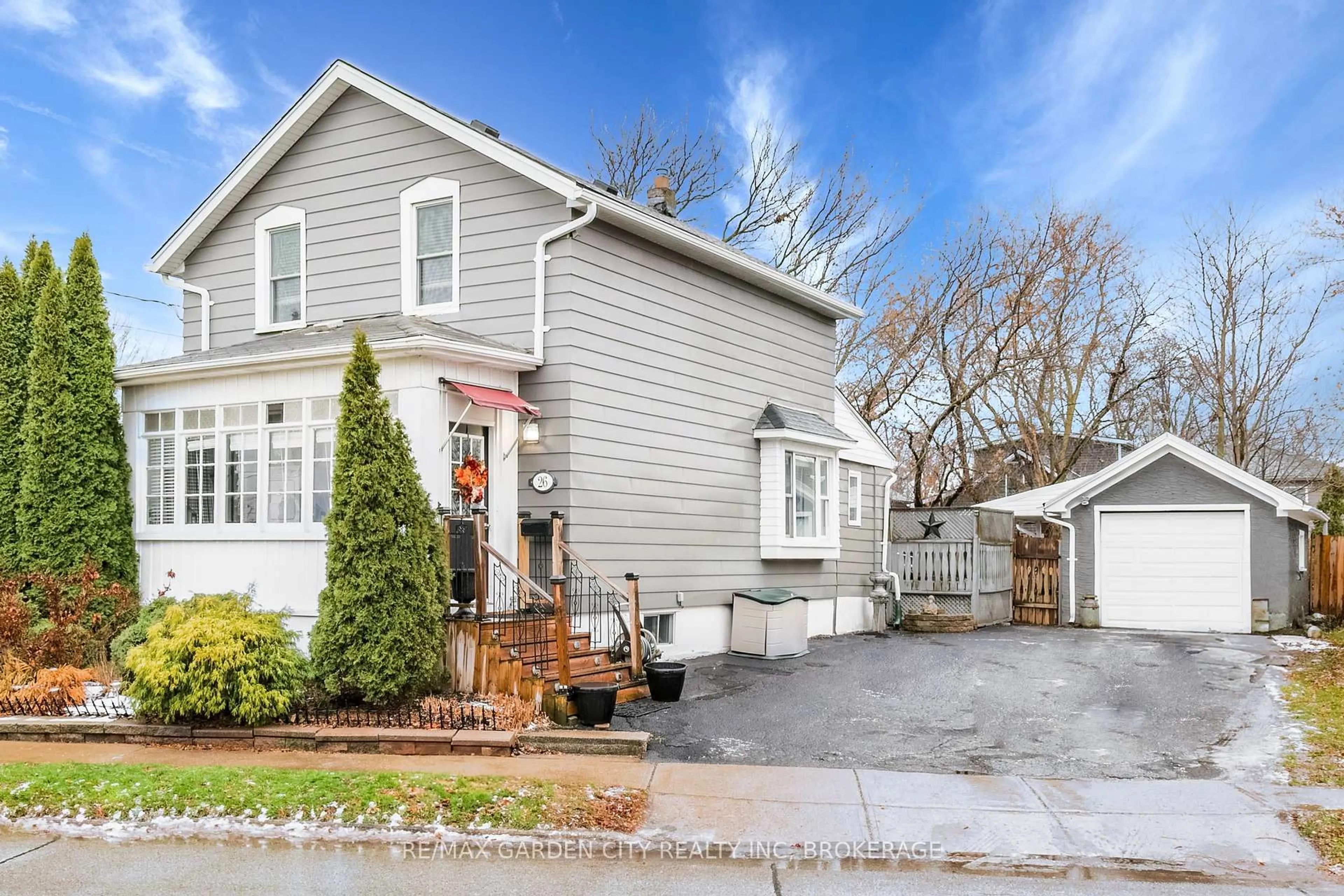 Home with vinyl exterior material, street for 26 Garnet St, St. Catharines Ontario L2M 5E8