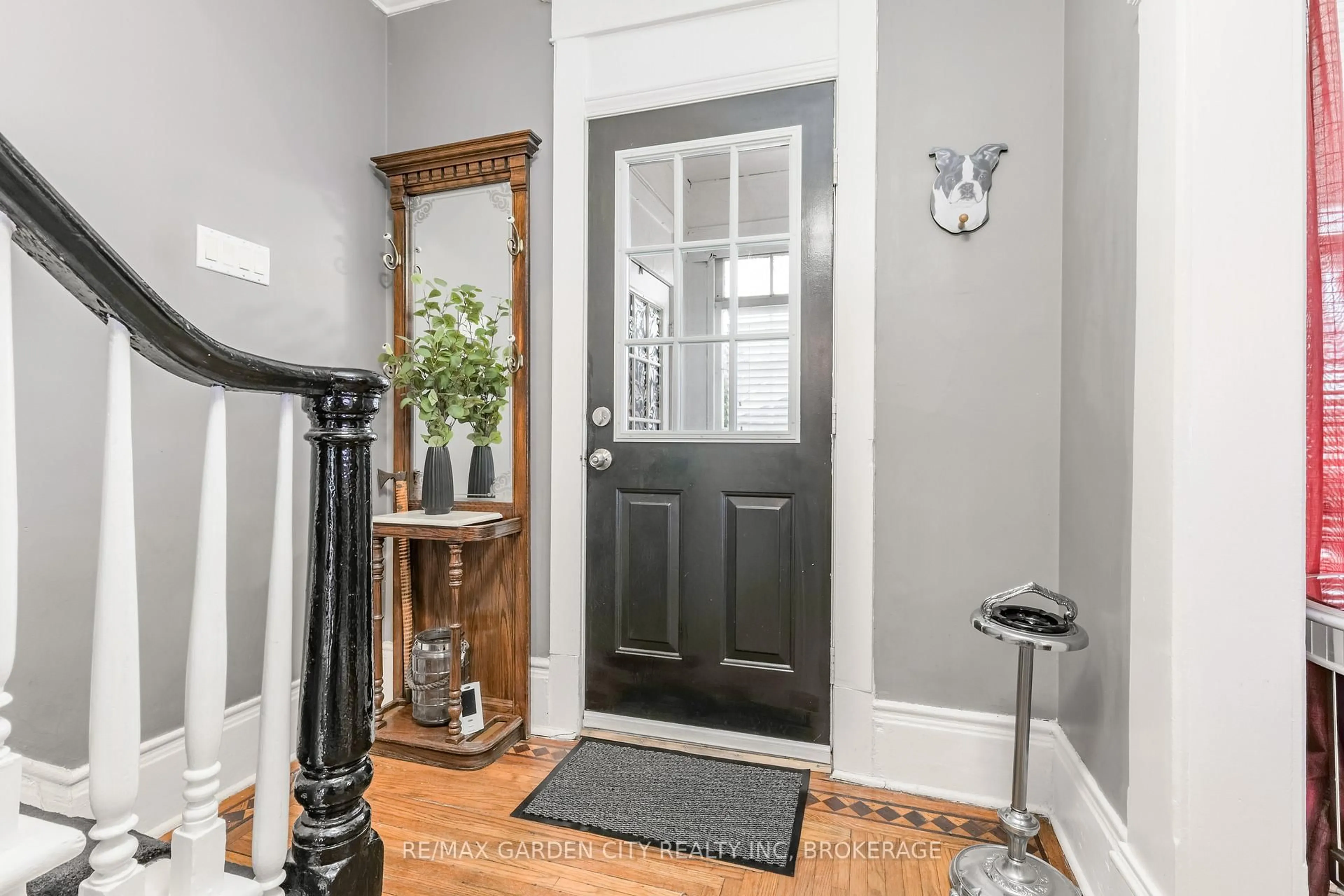 Indoor entryway for 26 Garnet St, St. Catharines Ontario L2M 5E8