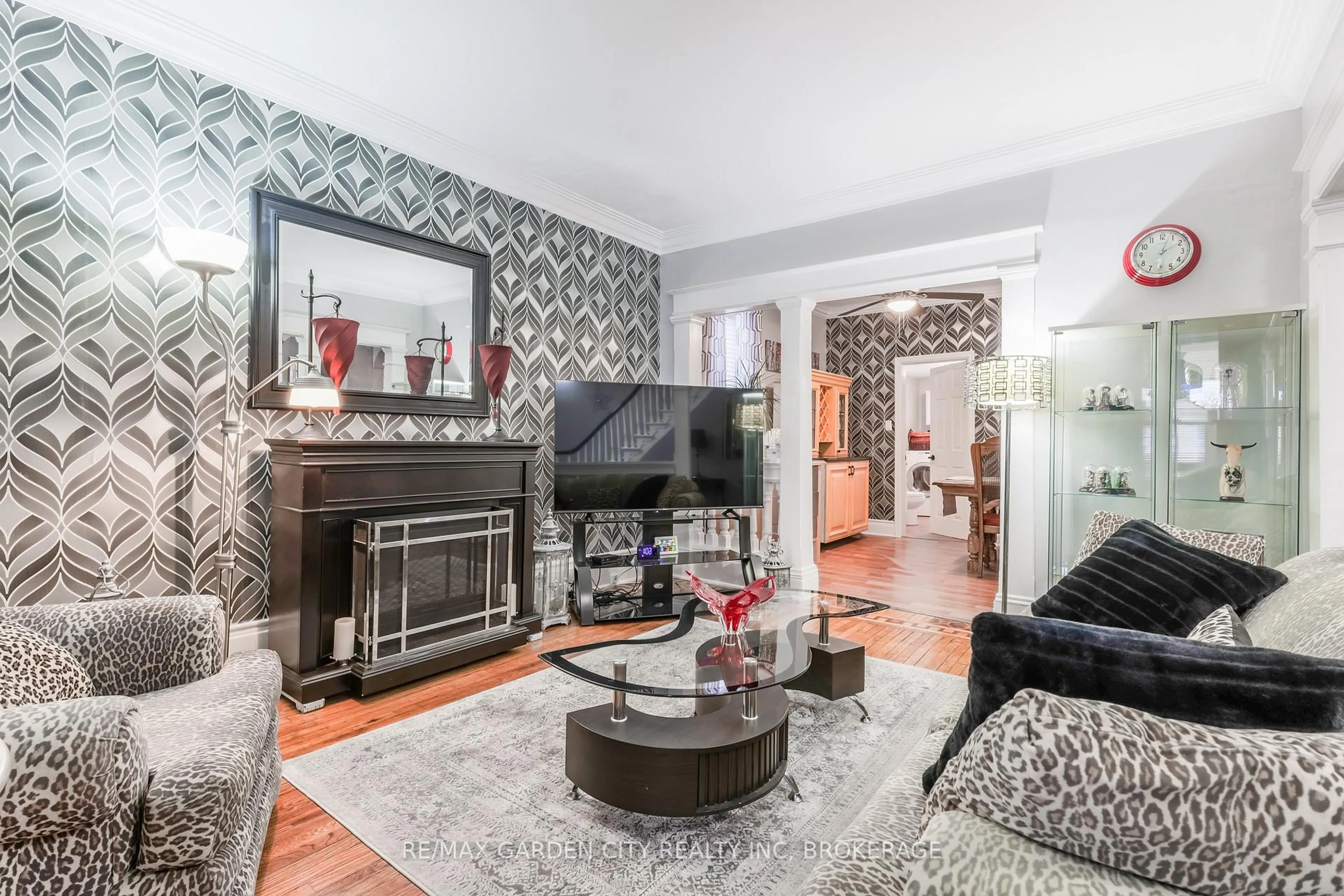 Living room with furniture, unknown for 26 Garnet St, St. Catharines Ontario L2M 5E8