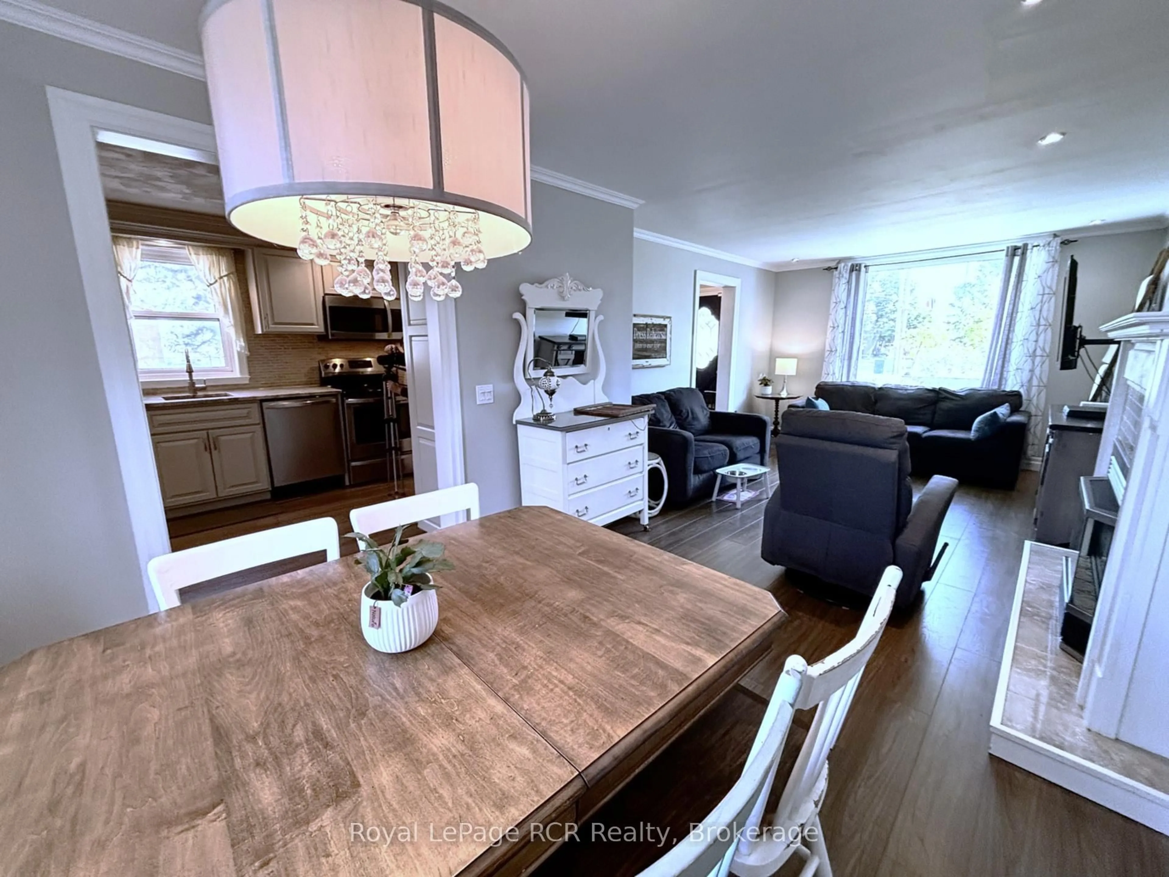Open concept kitchen, wood/laminate floor for 1198 2nd Ave, Owen Sound Ontario N4K 4N2