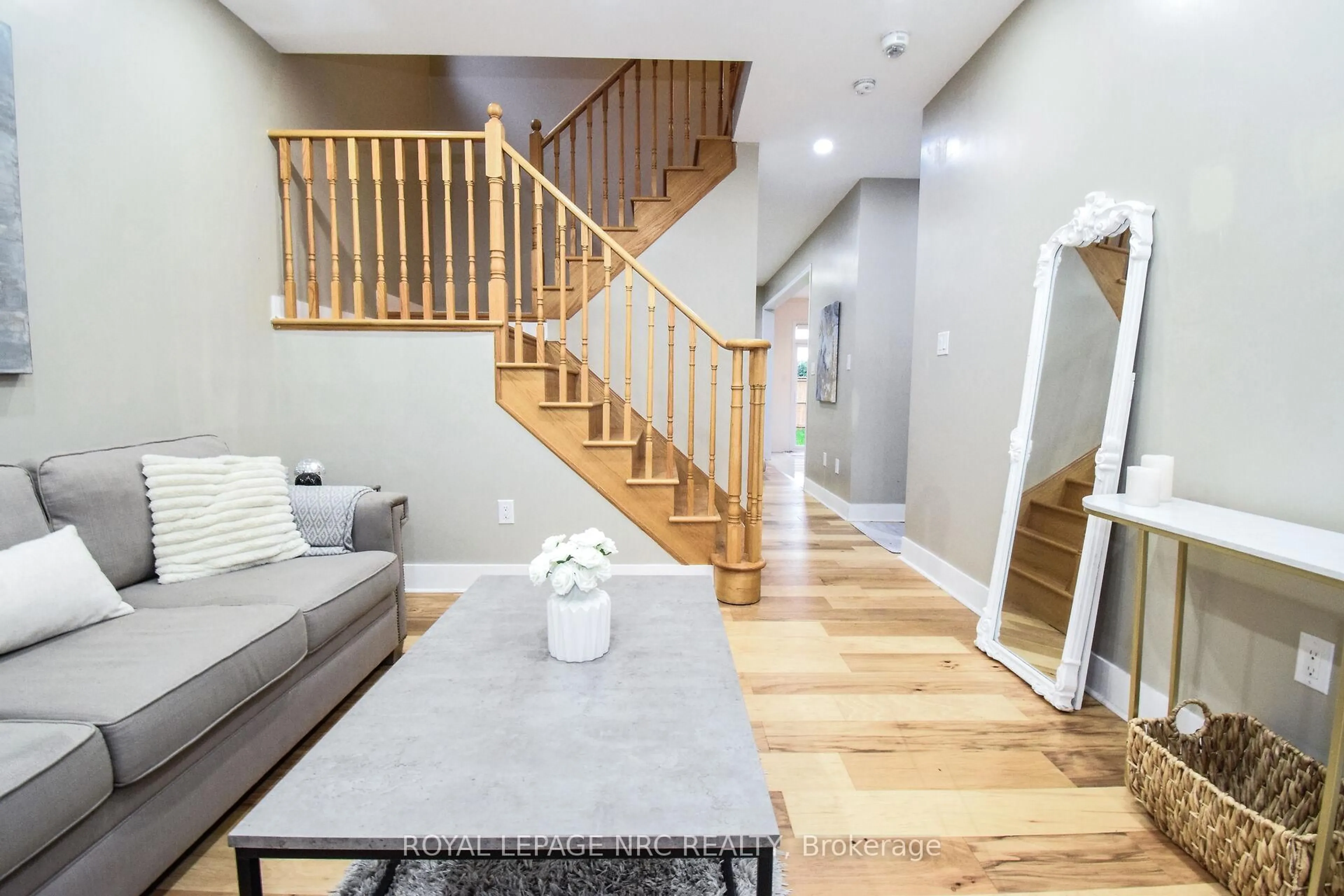 Indoor entryway for 7794 Sassafras Tr, Niagara Falls Ontario L2H 0N5