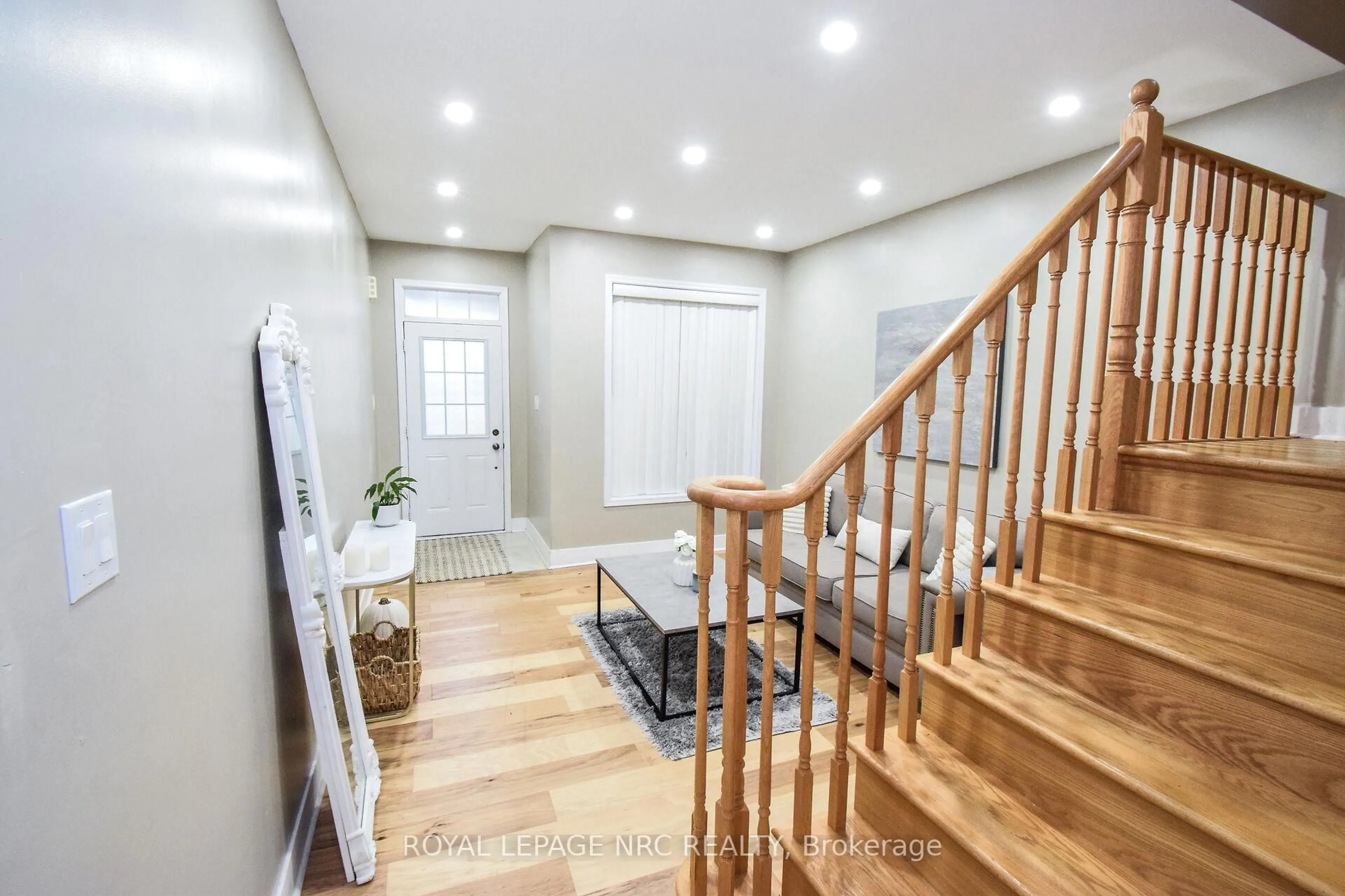 Indoor entryway for 7794 Sassafras Tr, Niagara Falls Ontario L2H 0N5