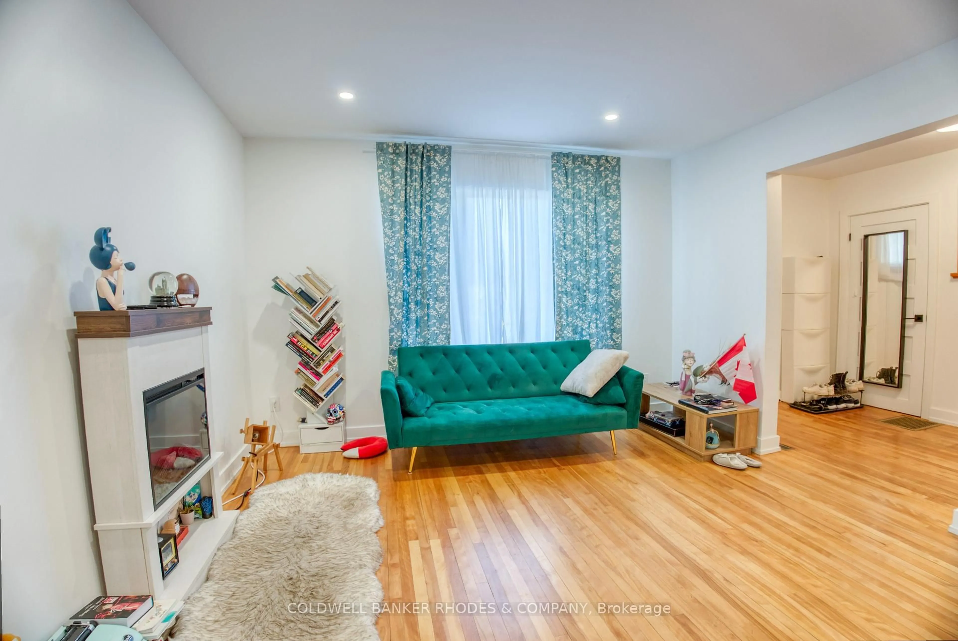 Living room with furniture, wood/laminate floor for 191 SPRINGFIELD Rd, Ottawa Ontario K1M 1C3