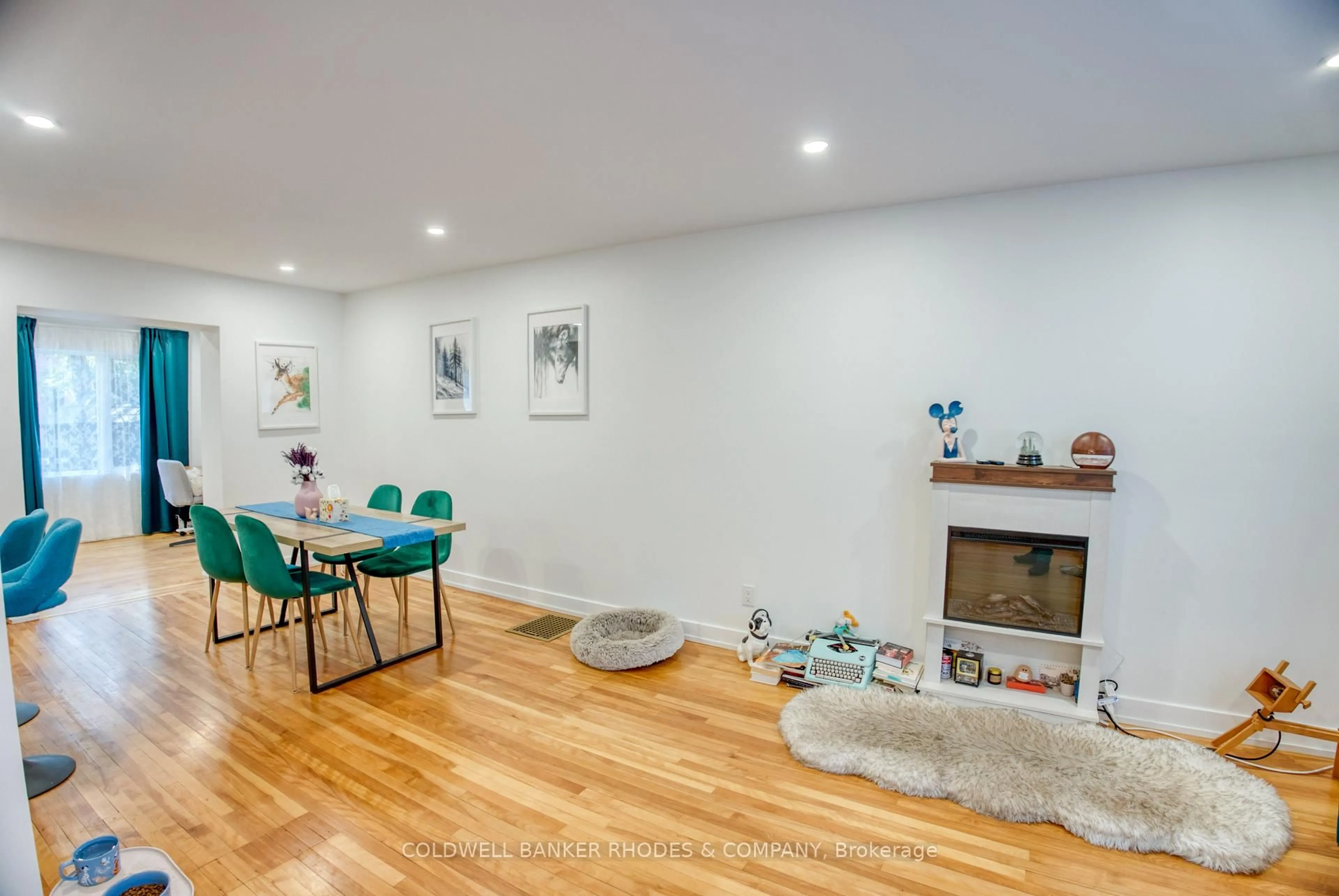 Living room with furniture, wood/laminate floor for 191 SPRINGFIELD Rd, Ottawa Ontario K1M 1C3