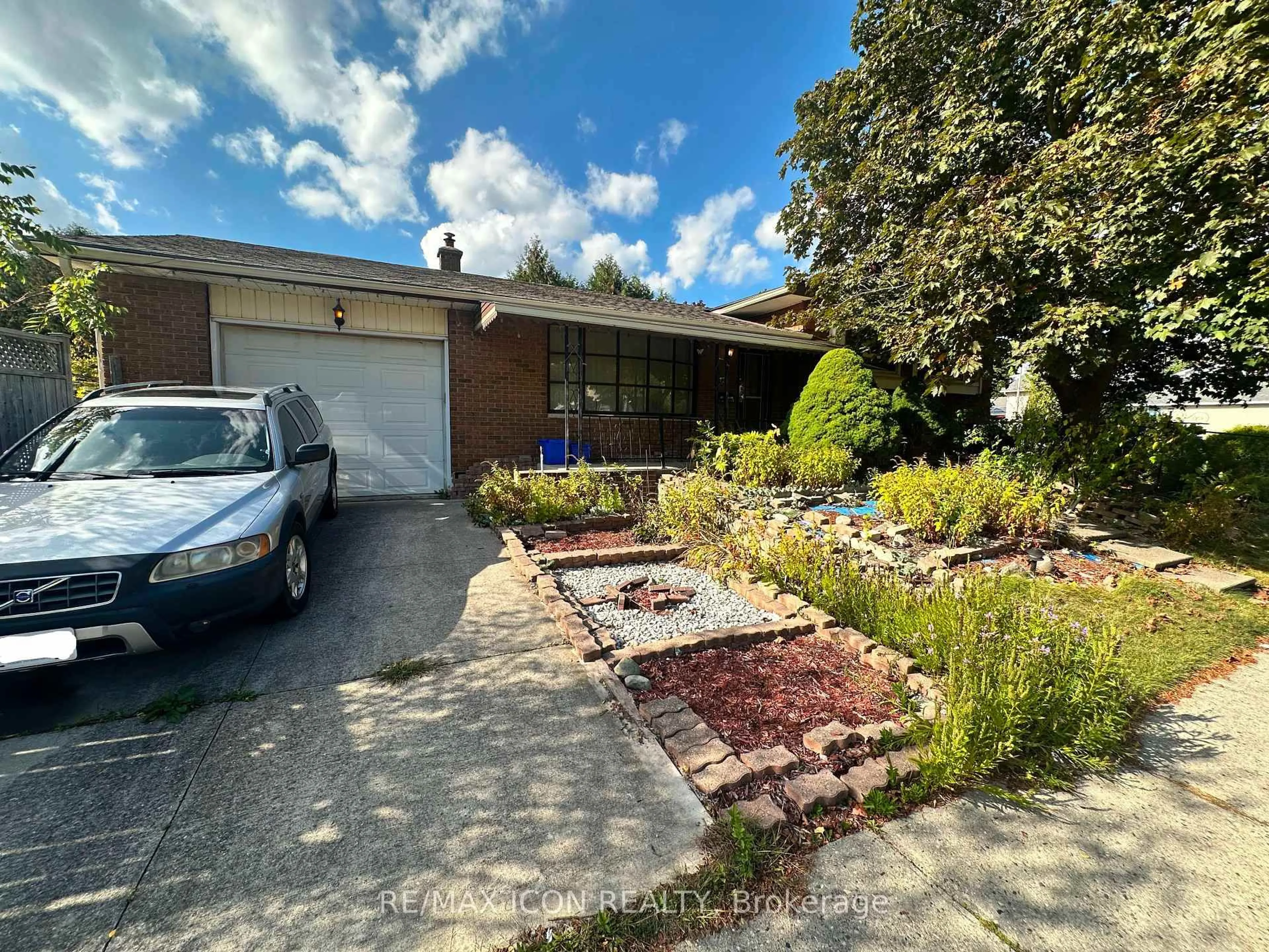 A pic from outside/outdoor area/front of a property/back of a property/a pic from drone, street for 114 Archer Cres, London South Ontario N6E 2A5