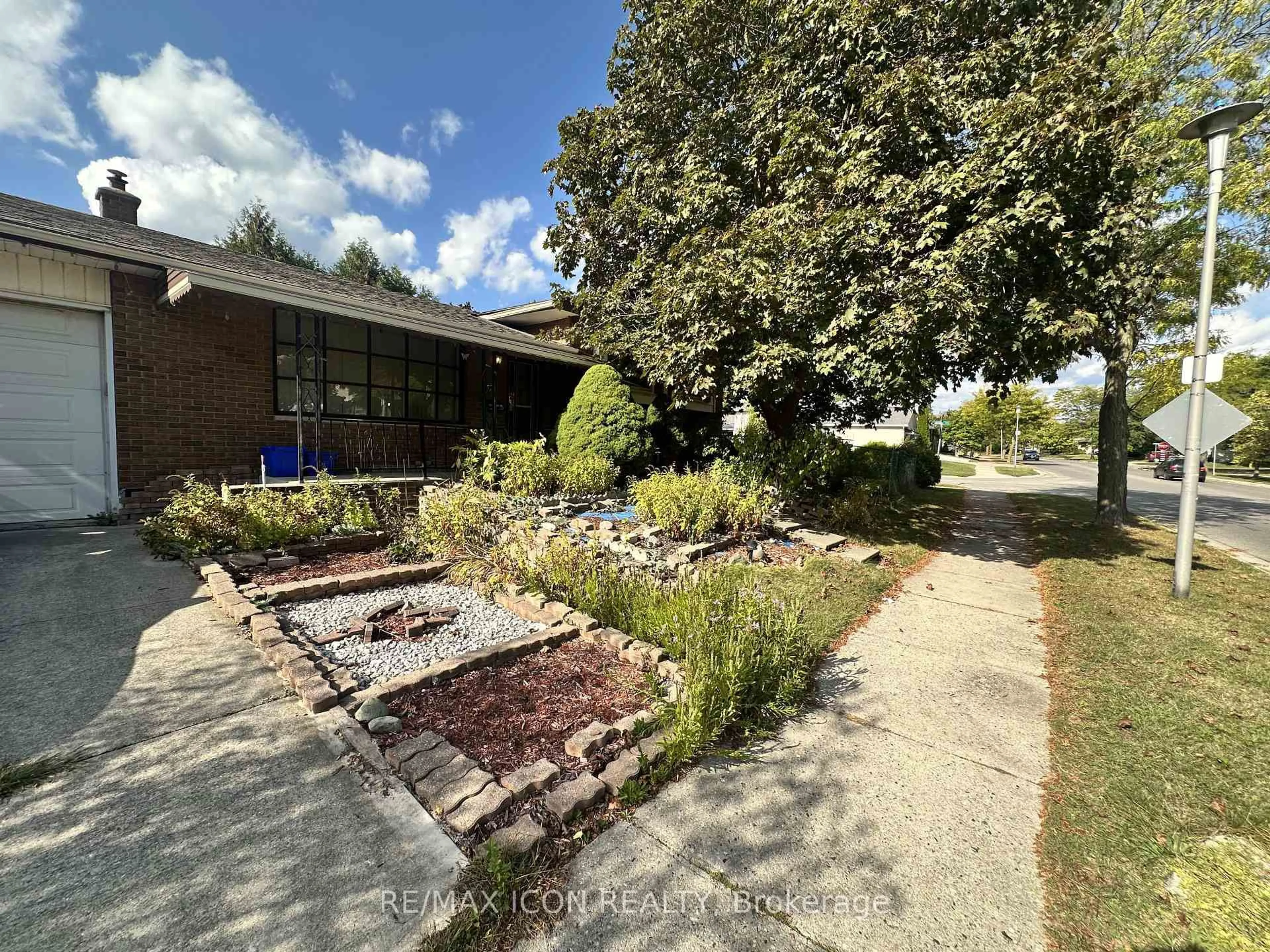 A pic from outside/outdoor area/front of a property/back of a property/a pic from drone, street for 114 Archer Cres, London South Ontario N6E 2A5