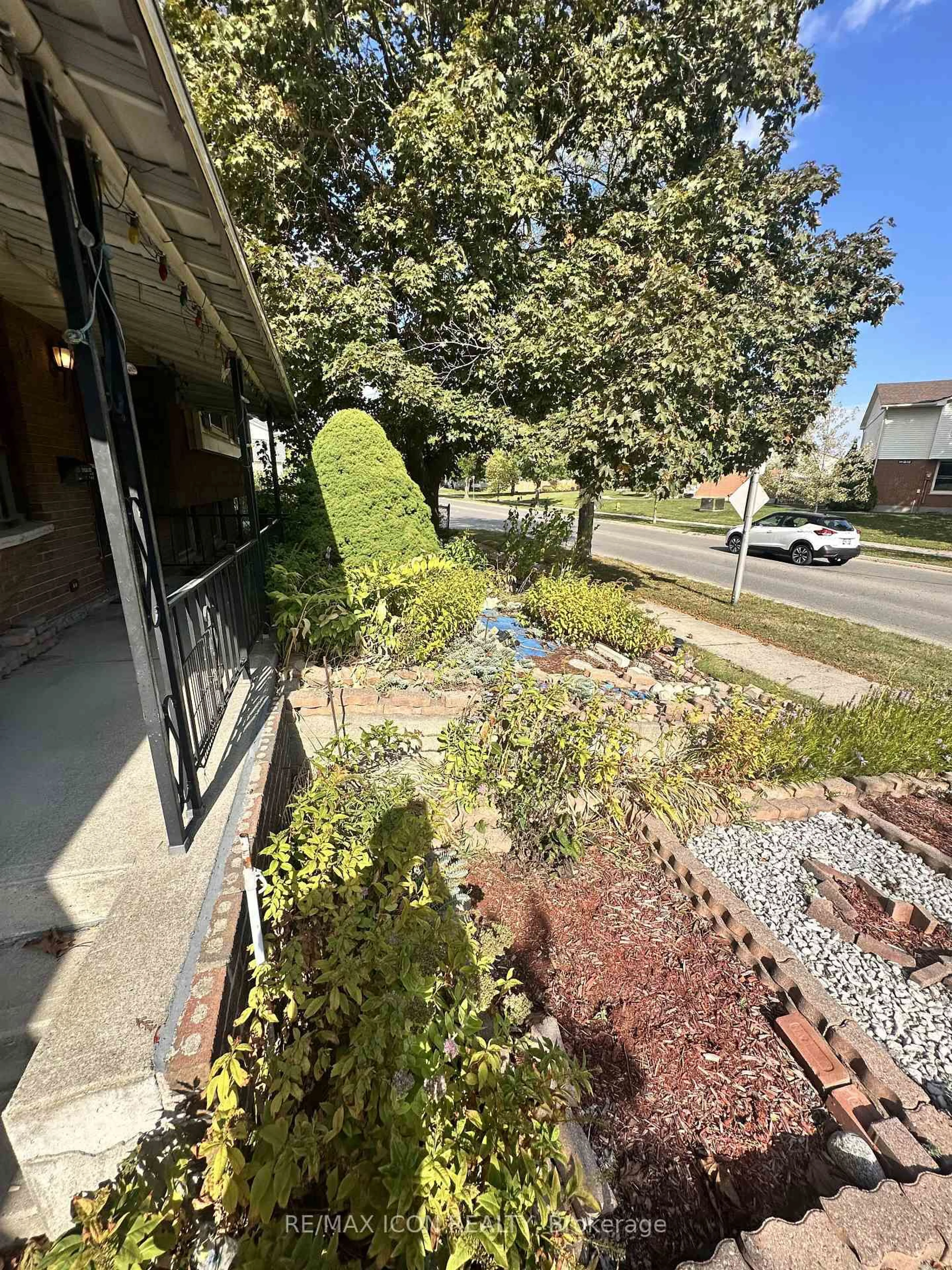 A pic from outside/outdoor area/front of a property/back of a property/a pic from drone, street for 114 Archer Cres, London South Ontario N6E 2A5