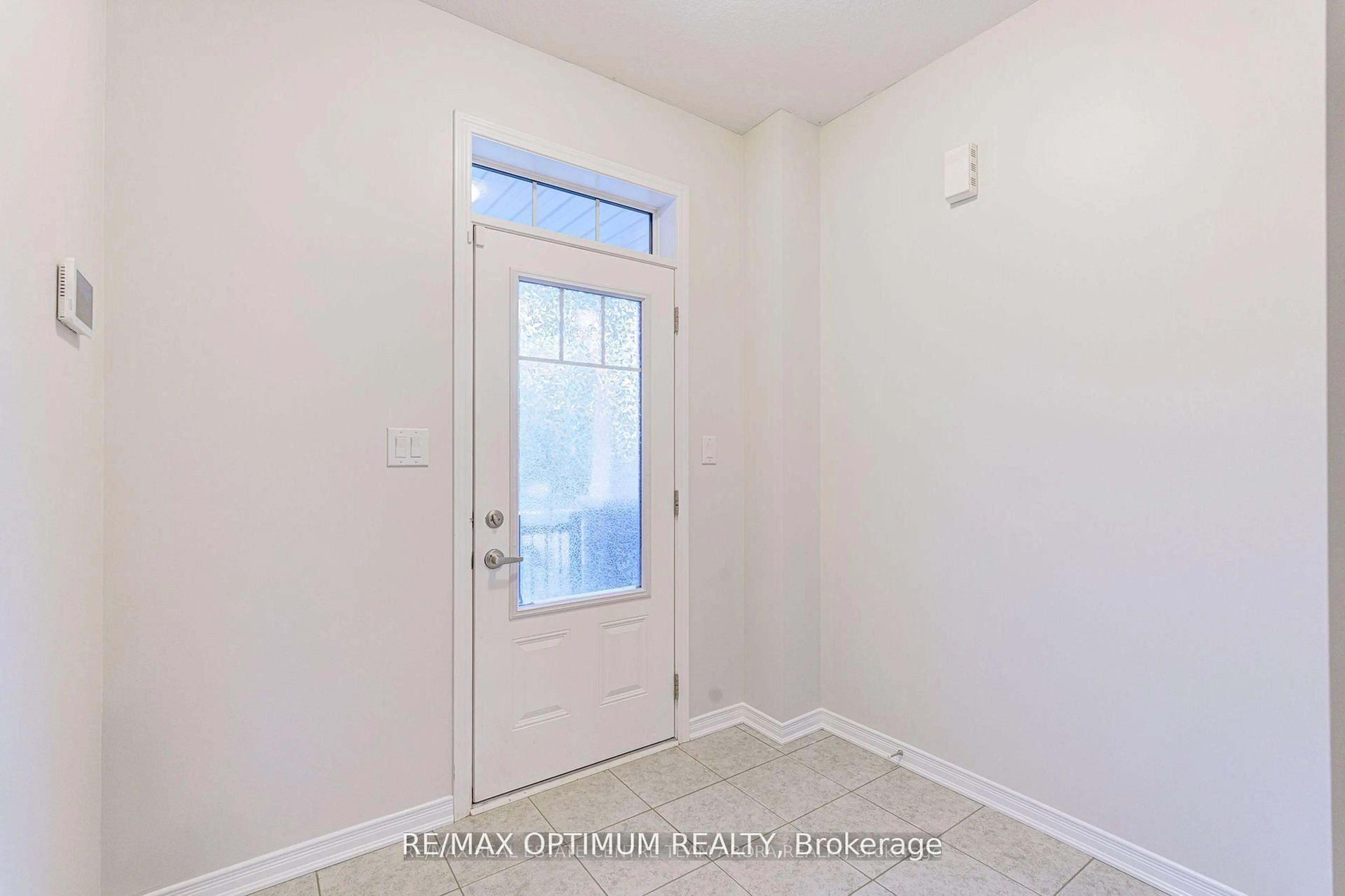 Indoor entryway for 79 Oaktree Dr, Haldimand Ontario N3W 0C7