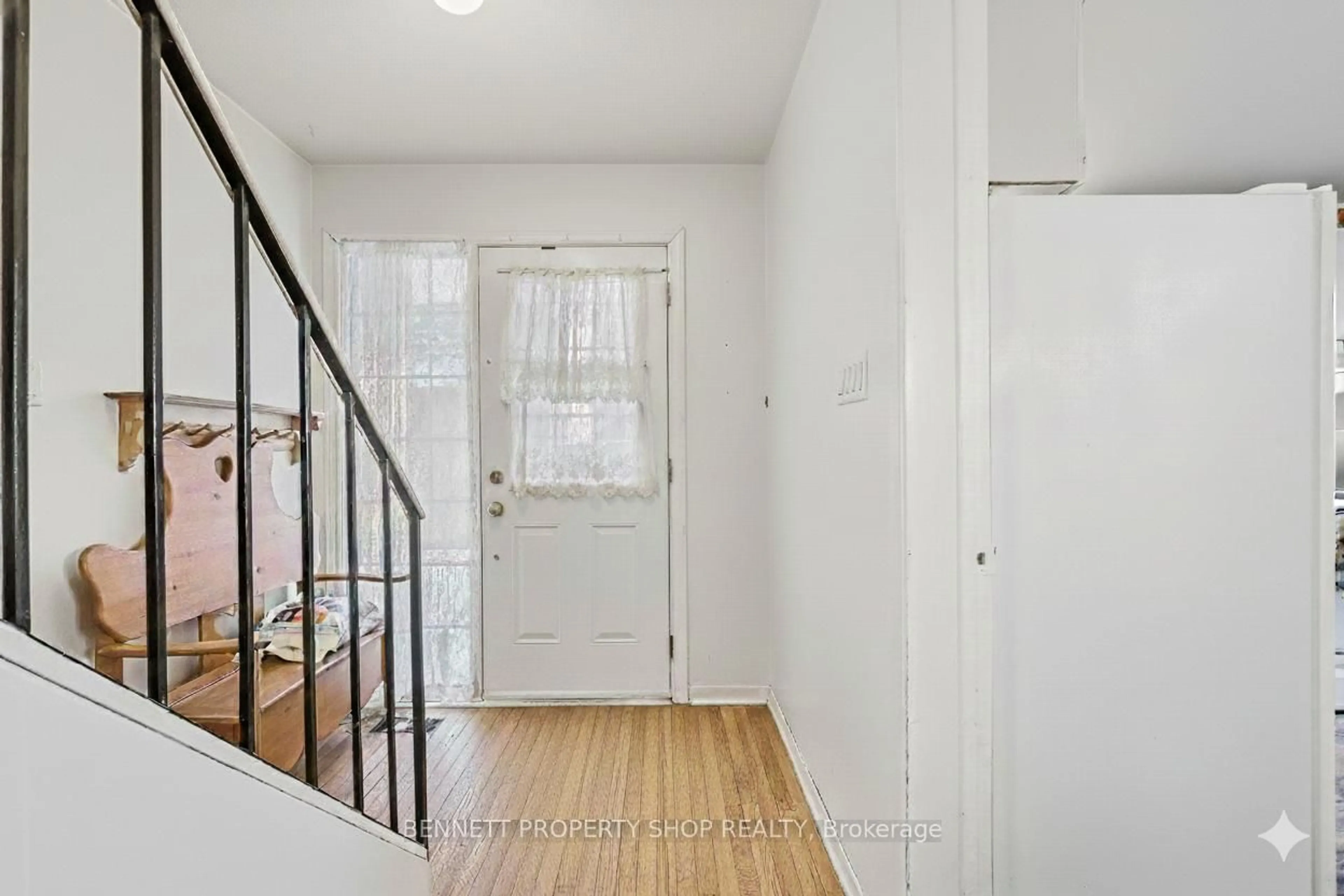 Indoor entryway for 639 Trelawny Private #191, Ottawa Ontario K2C 3M9