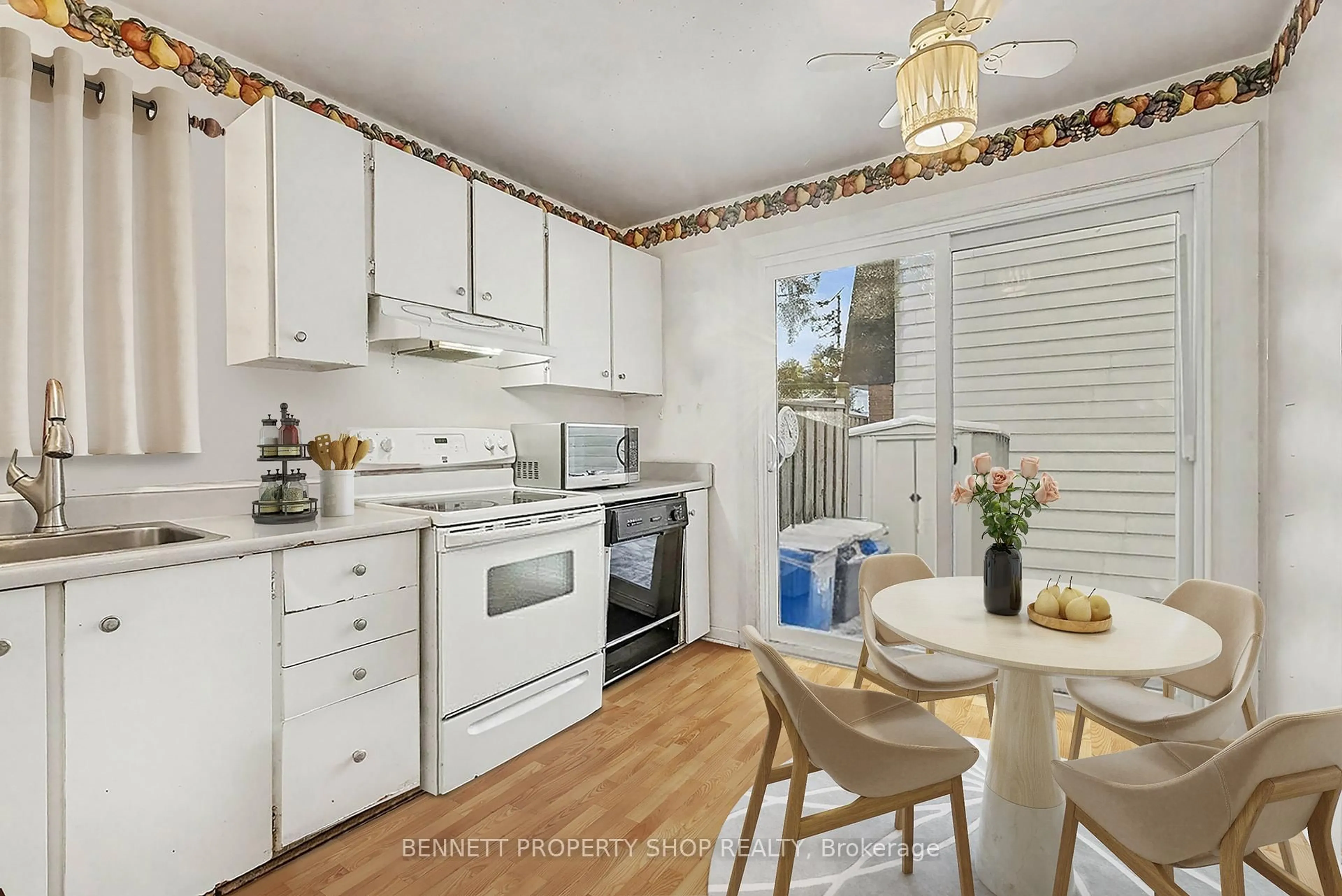 Standard kitchen, wood/laminate floor for 639 Trelawny Private #191, Ottawa Ontario K2C 3M9