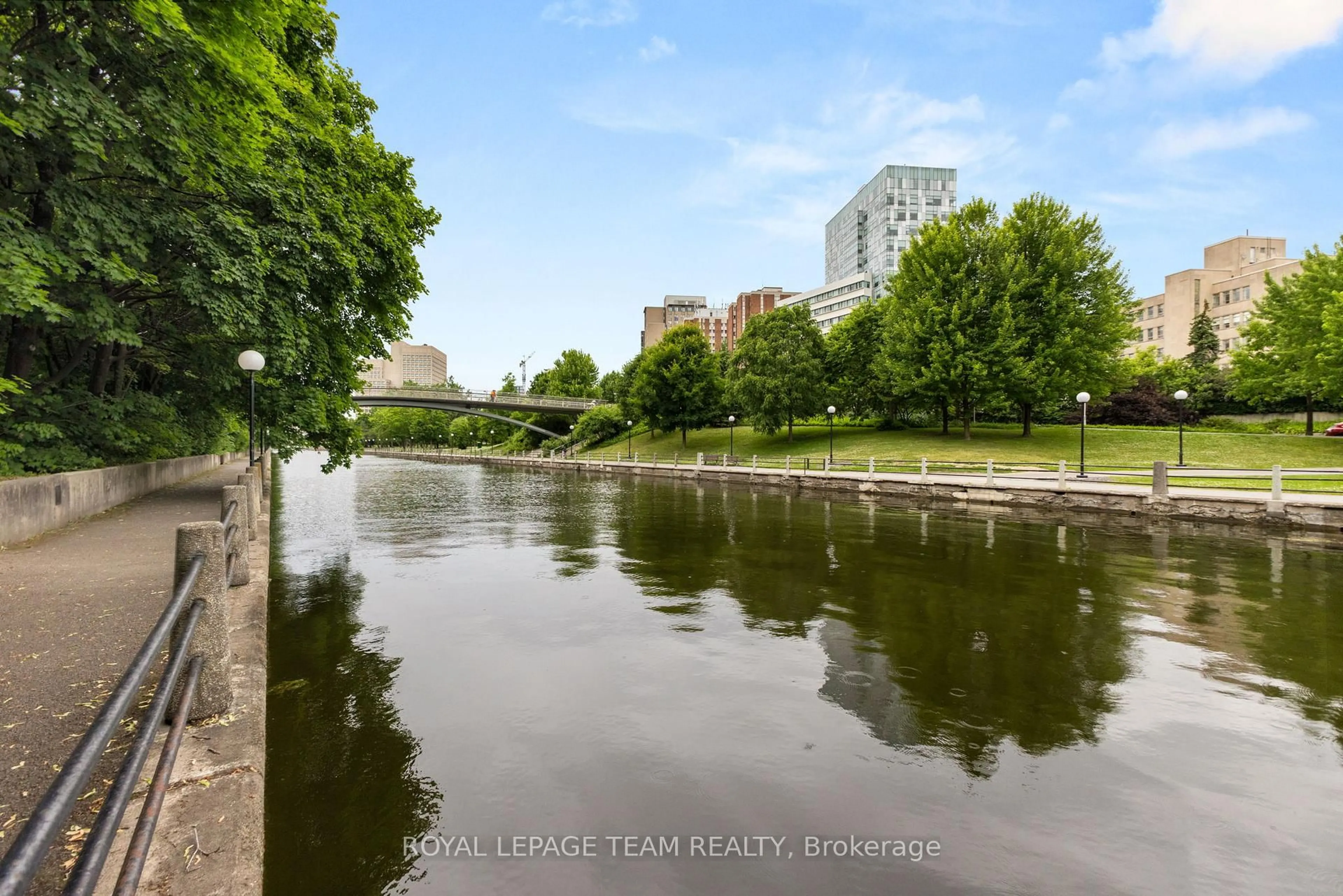 Blurry image for 20 The Driveway Dr #101, Ottawa Ontario K2P 1C8