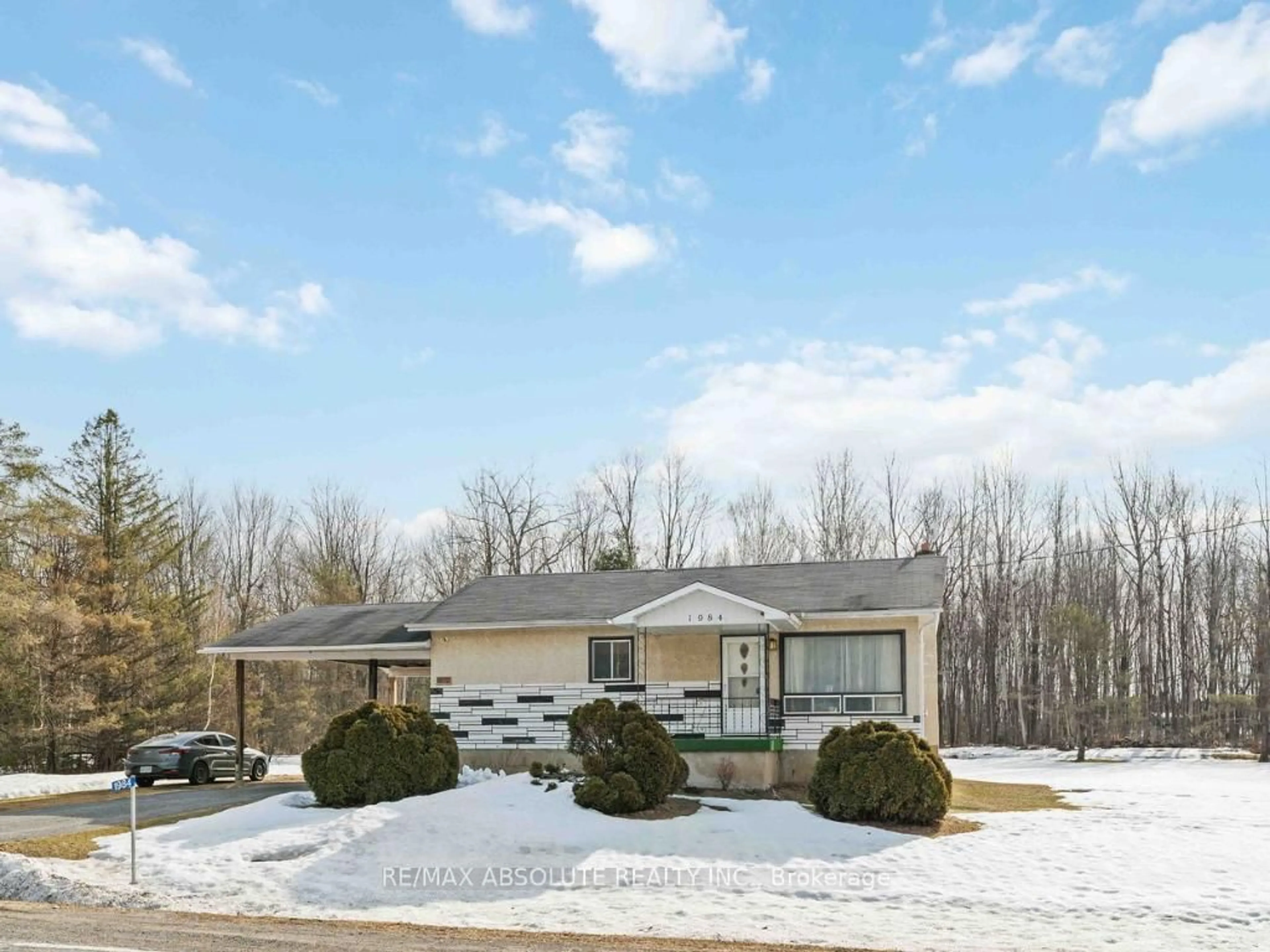 Home with vinyl exterior material, mountain view for 1984 Forced Rd, Vars Ontario K0A 3H0