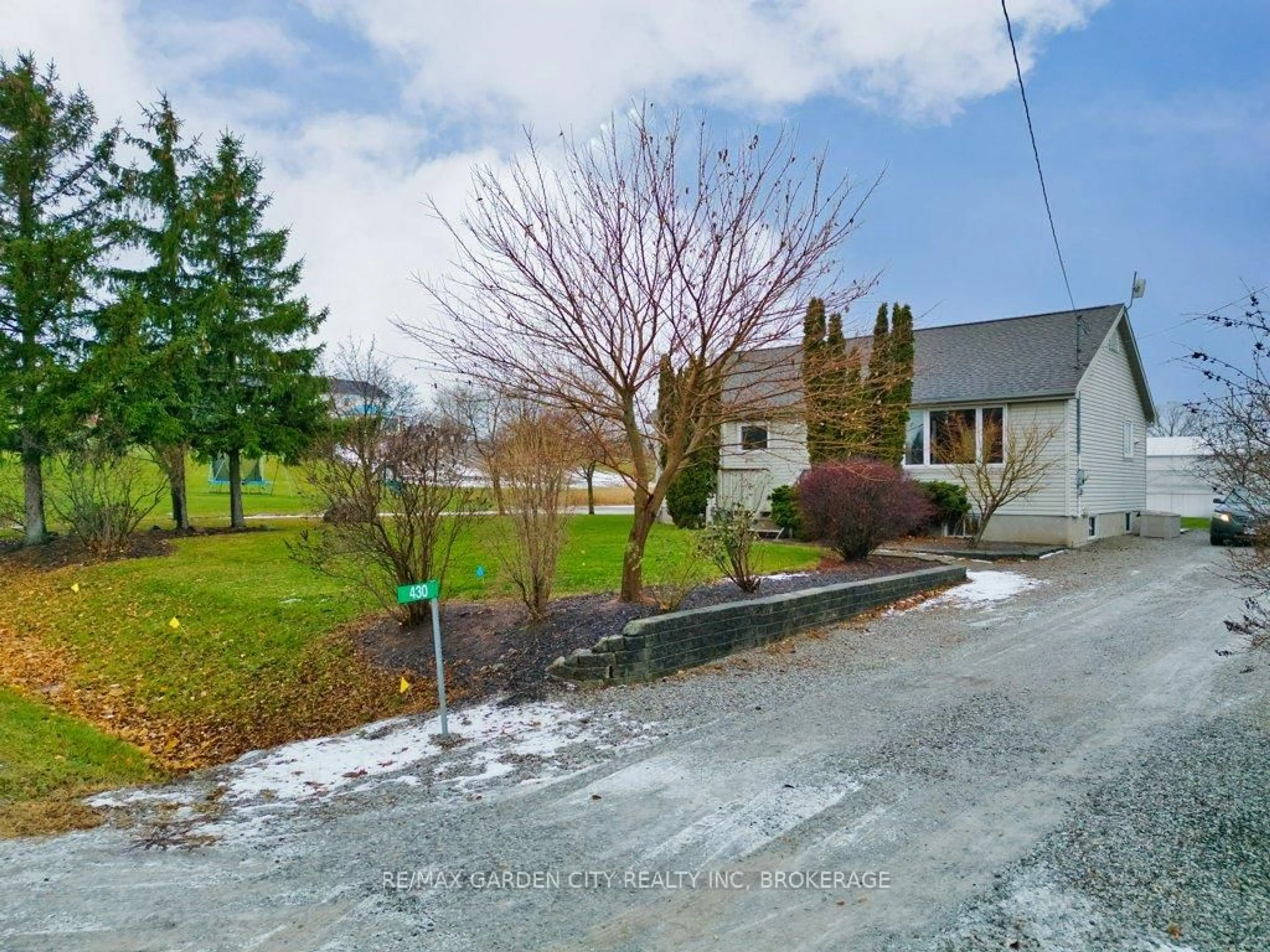 A pic from outside/outdoor area/front of a property/back of a property/a pic from drone, street for 430 Concession 7 Rd, Niagara-on-the-Lake Ontario L0S 1S0