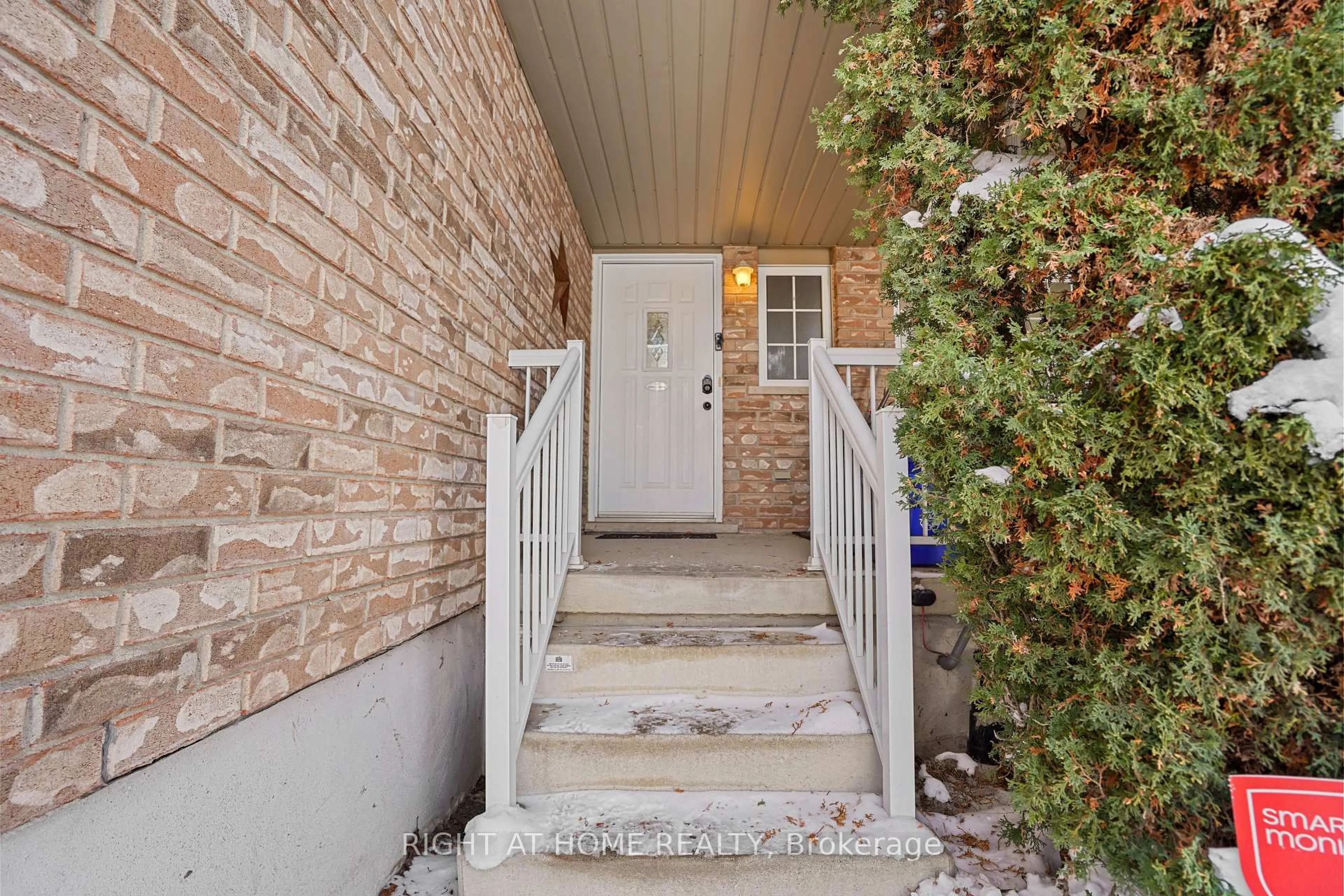 Indoor entryway for 153 Donnenwerth Dr, Kitchener Ontario N2E 4C8