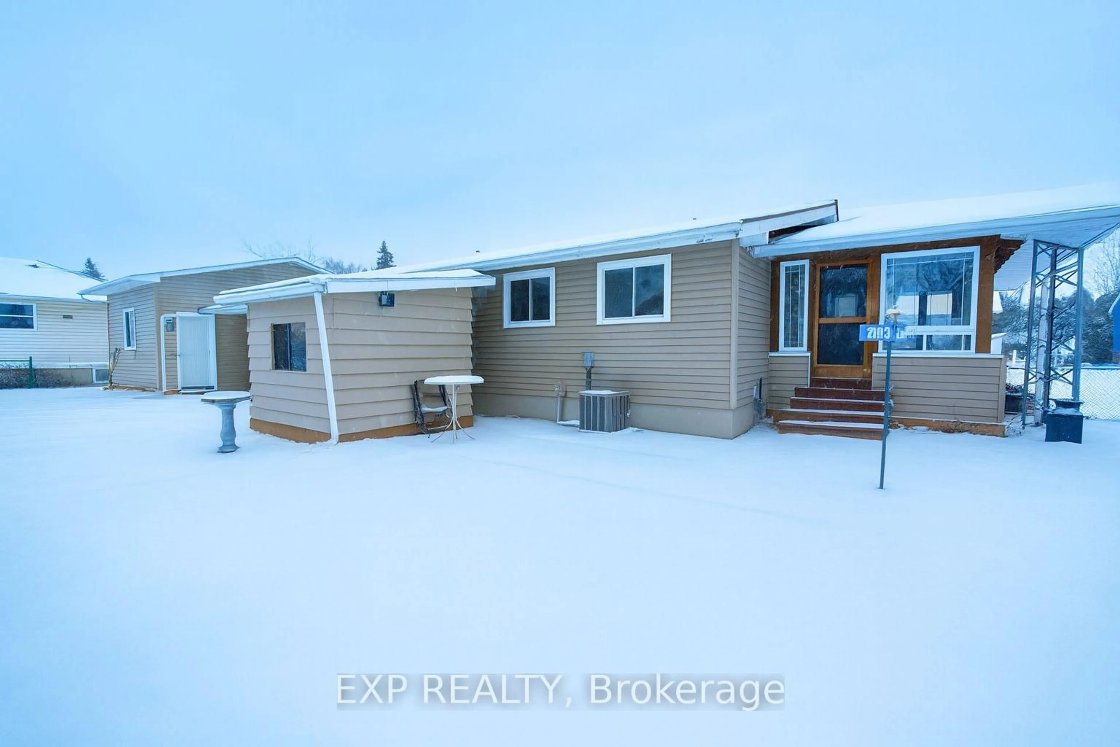 A pic from outside/outdoor area/front of a property/back of a property/a pic from drone, unknown for 47 Augusta St, South Dundas Ontario K0C 1X0