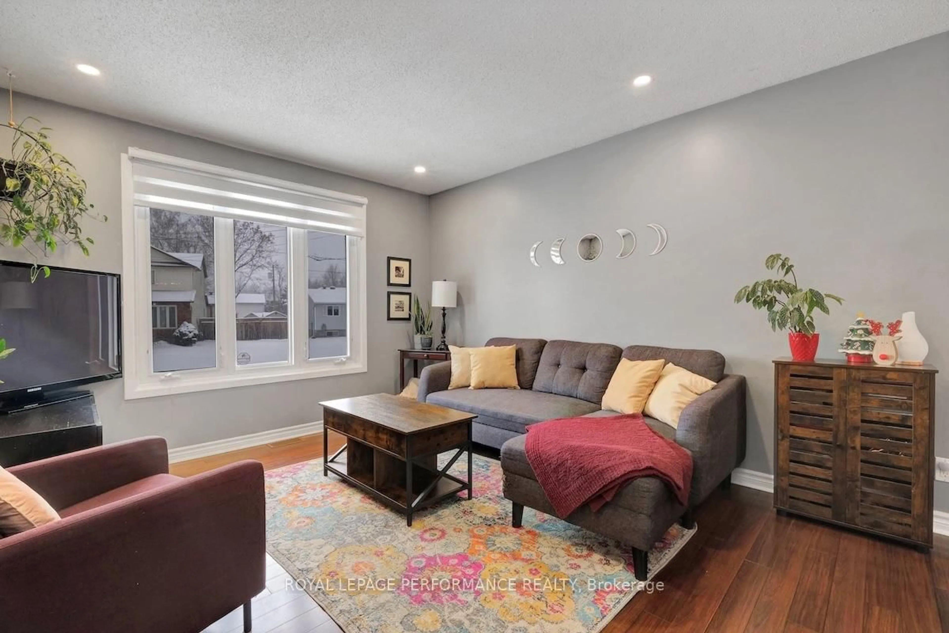 Living room with furniture, wood/laminate floor for 552 Loucks Dr, Russell Ontario K4R 1B6