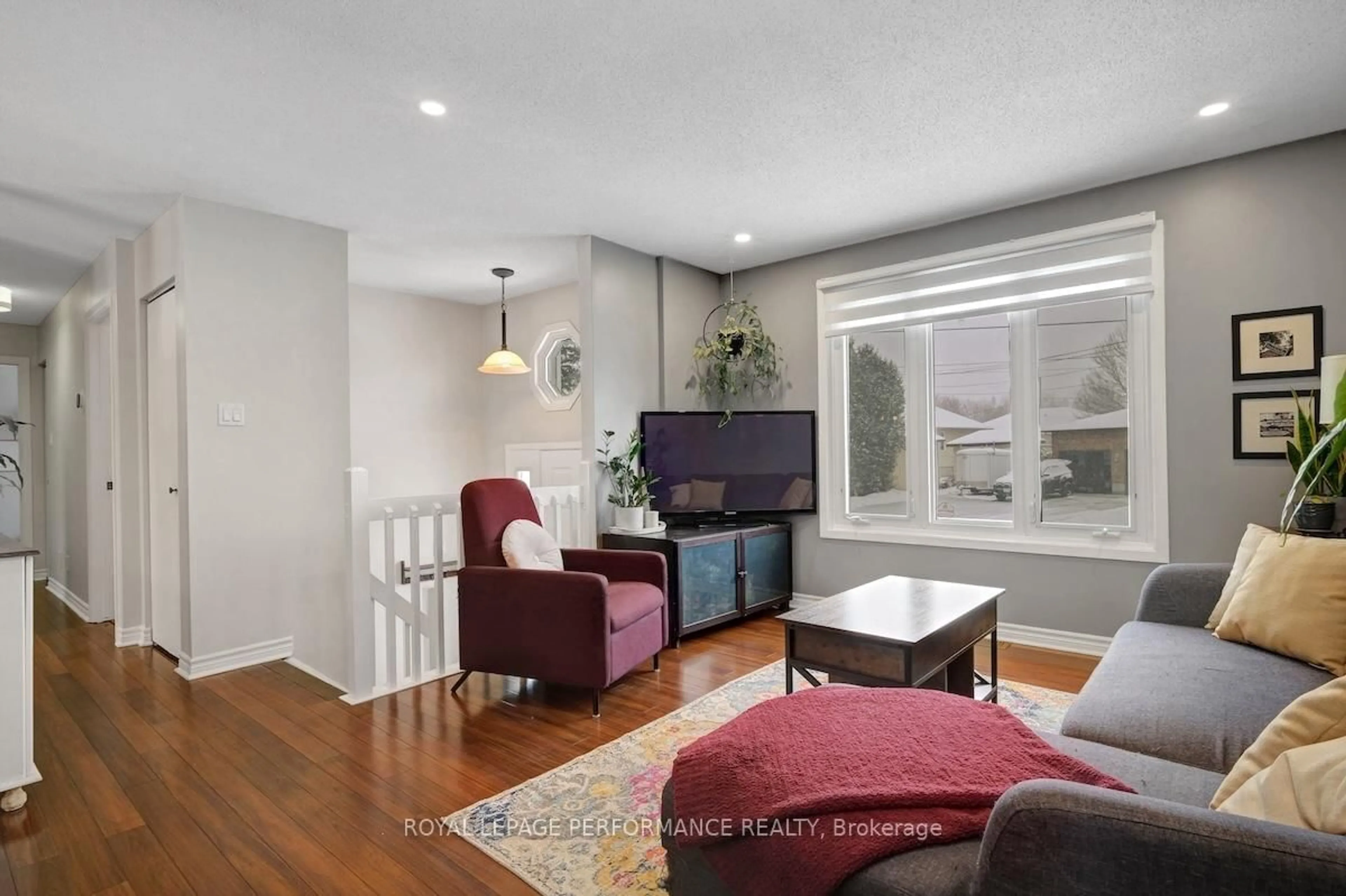 Living room with furniture, unknown for 552 Loucks Dr, Russell Ontario K4R 1B6