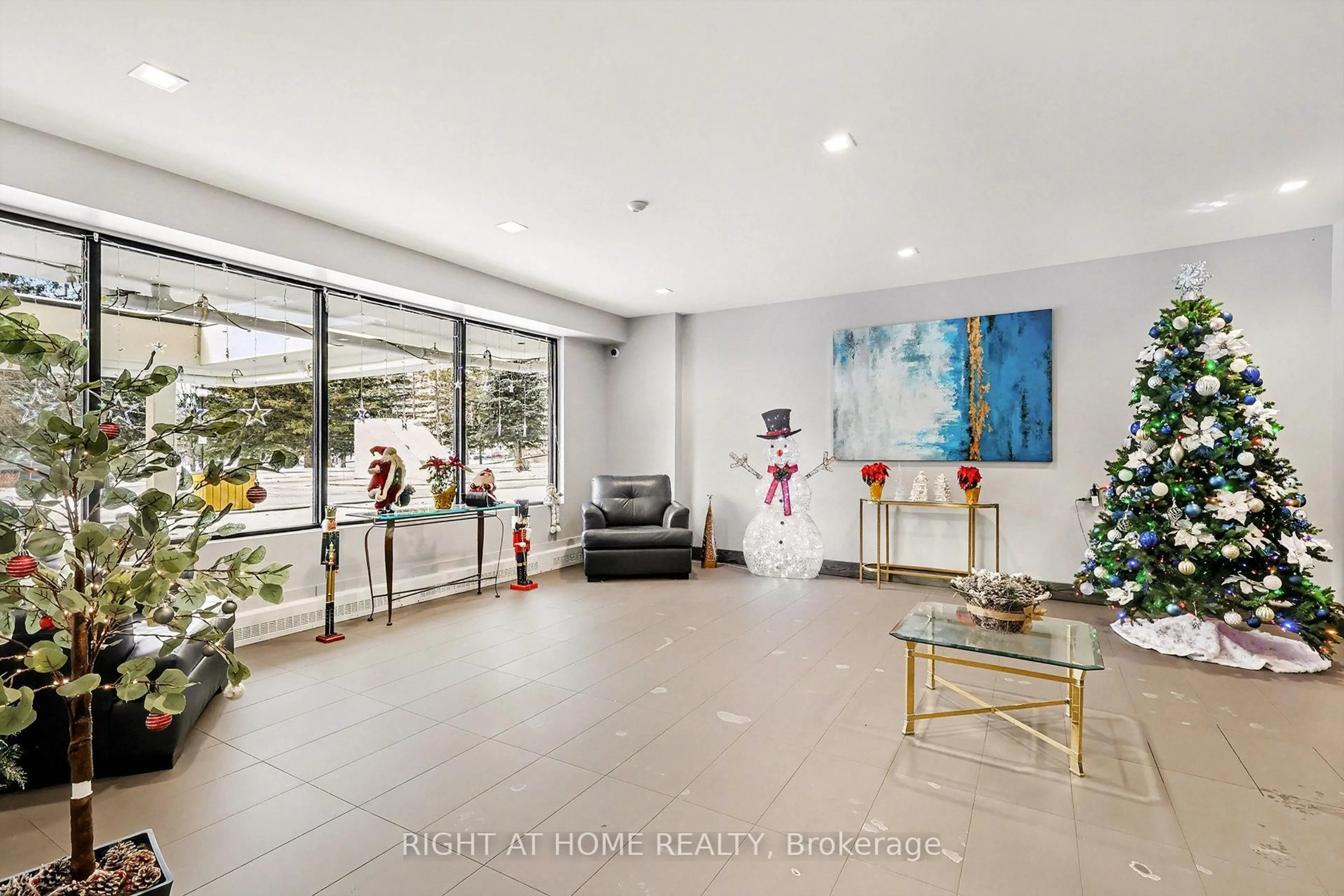 Indoor foyer for 665 Bathgate Dr #306, Ottawa Ontario K1K 3Y4