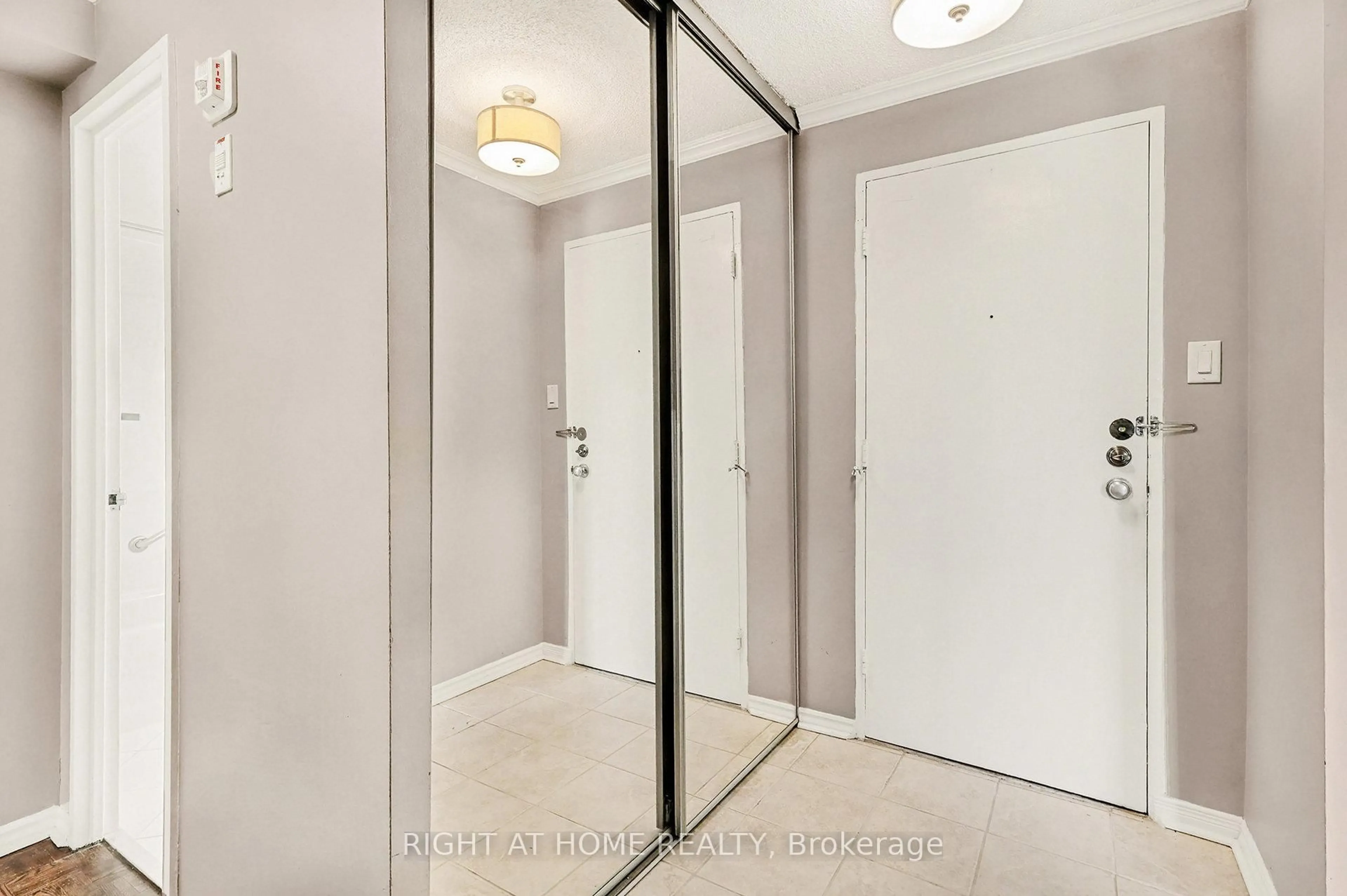 Indoor entryway for 665 Bathgate Dr #306, Ottawa Ontario K1K 3Y4