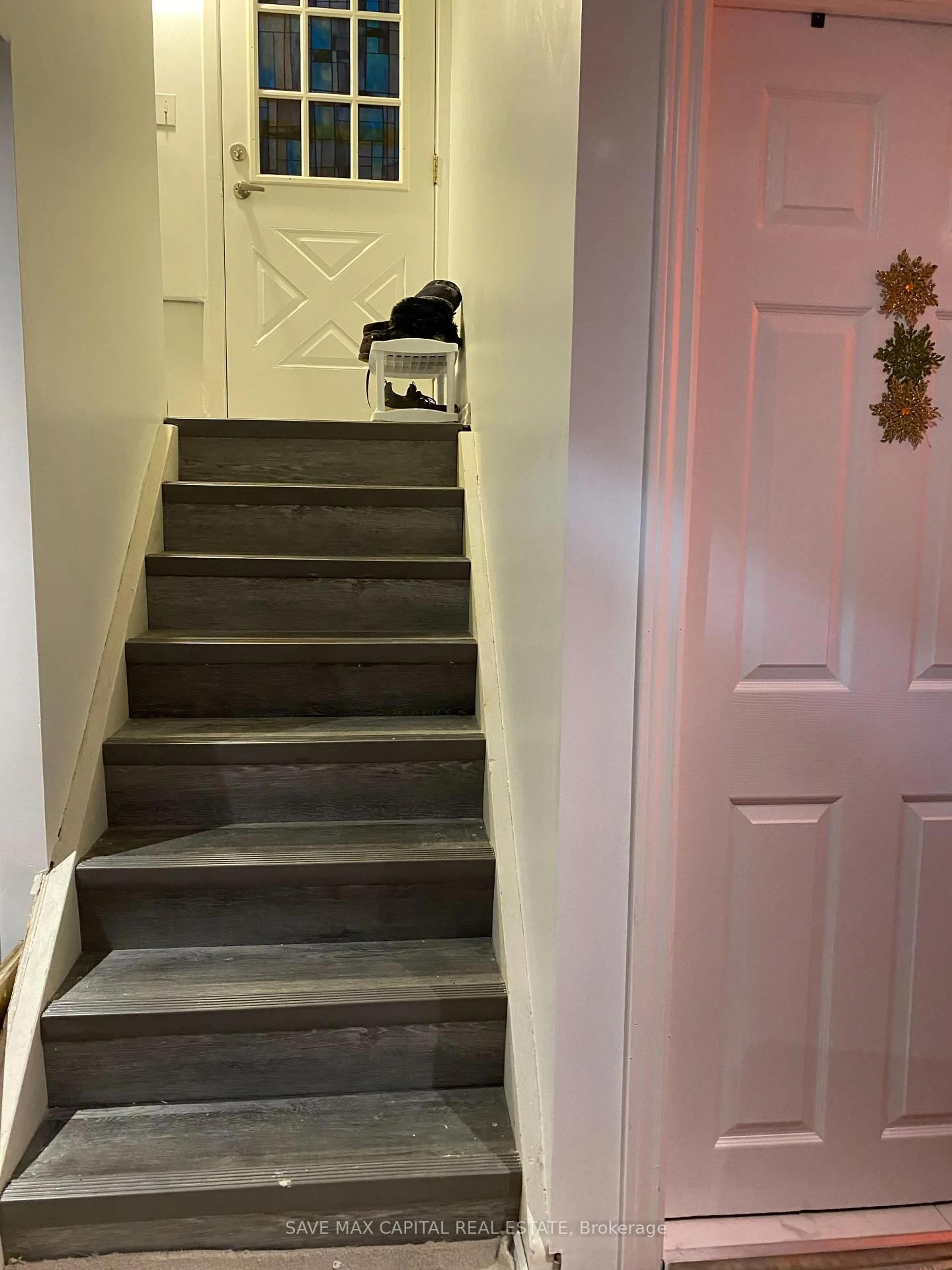 Stairs for 5966 Frontenac St, Niagara Falls Ontario L2G 3B2