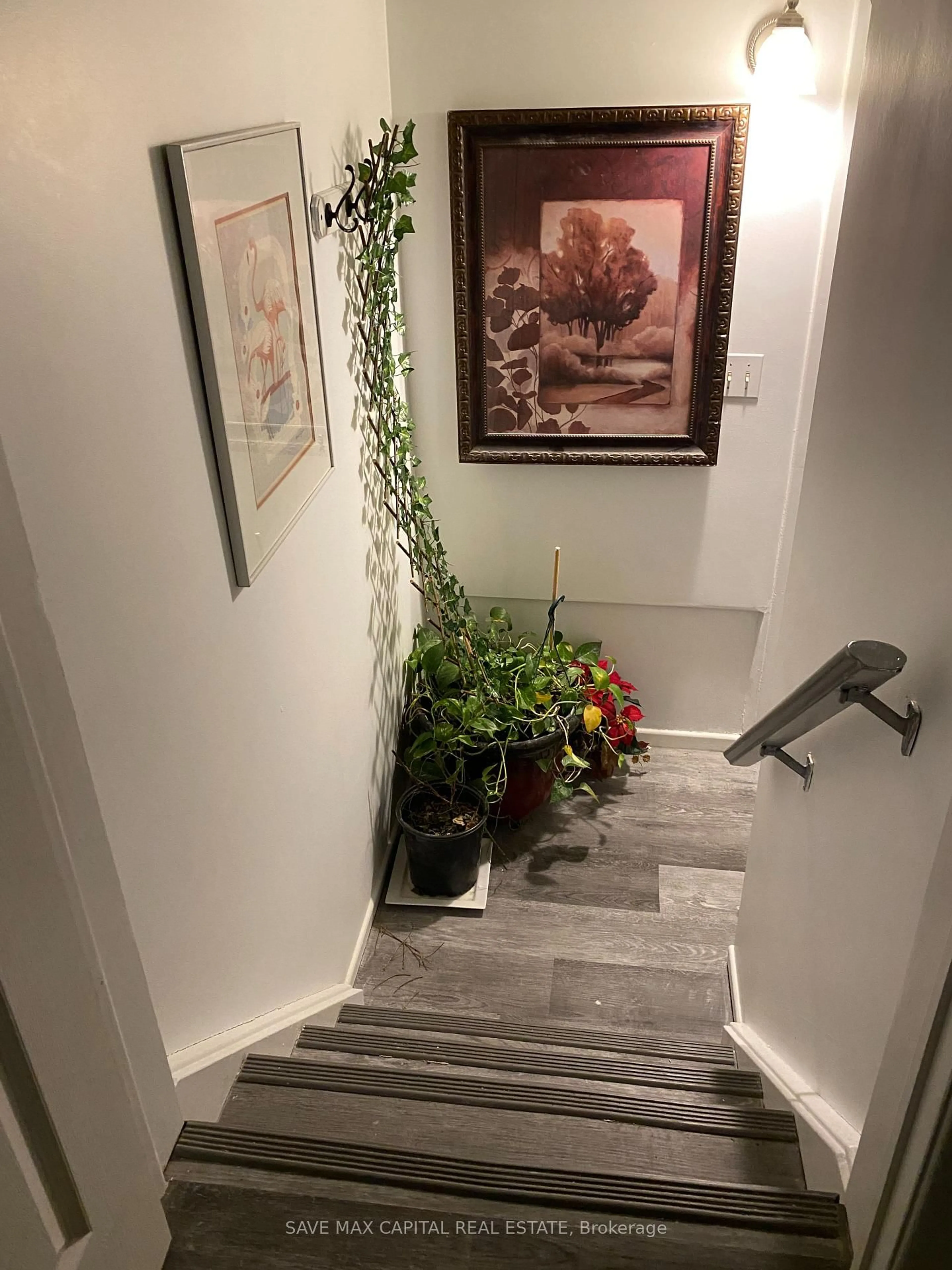 Indoor entryway for 5966 Frontenac St, Niagara Falls Ontario L2G 3B2