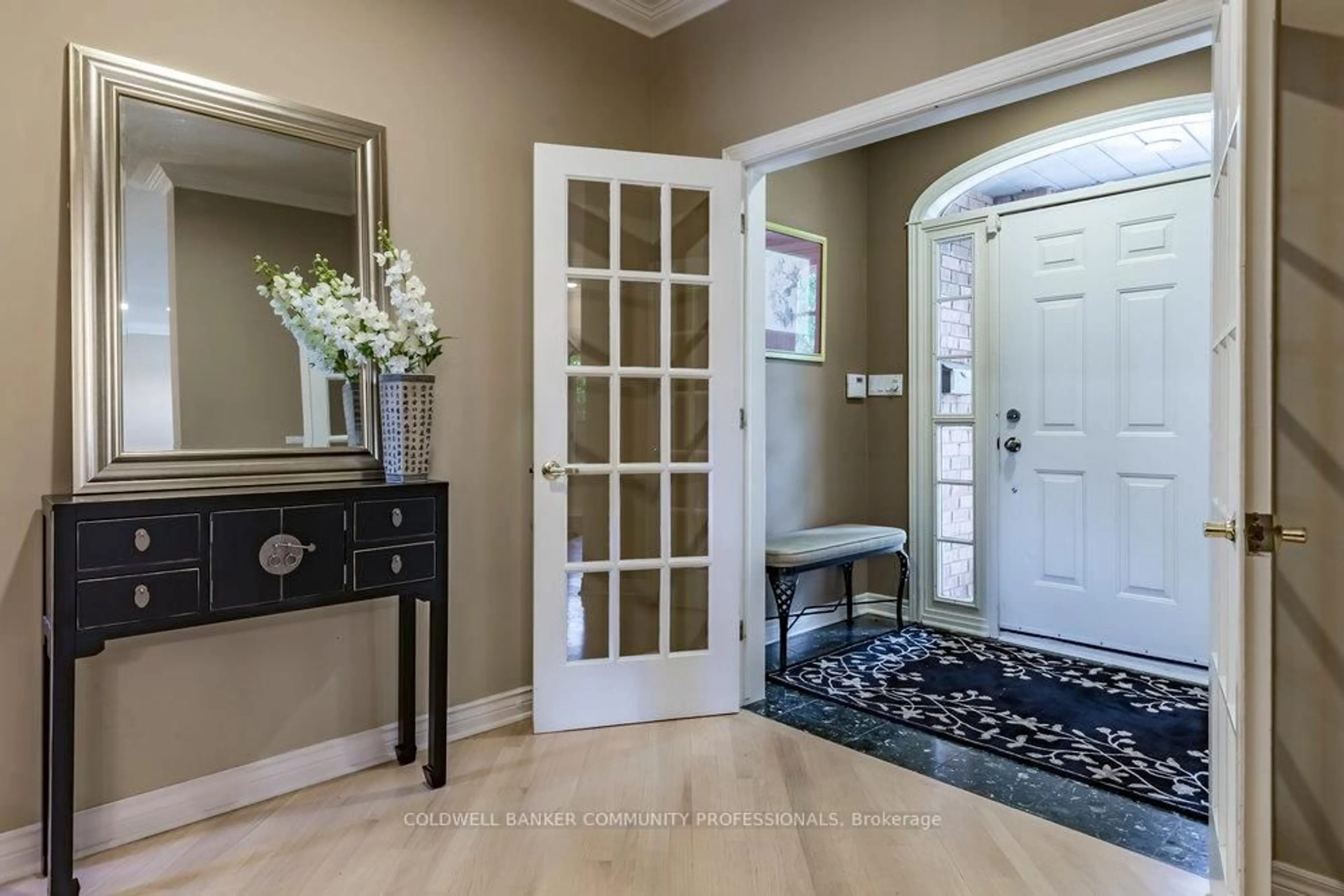 Indoor entryway for 223 Briar Hill Cres, Hamilton Ontario L9G 3M9