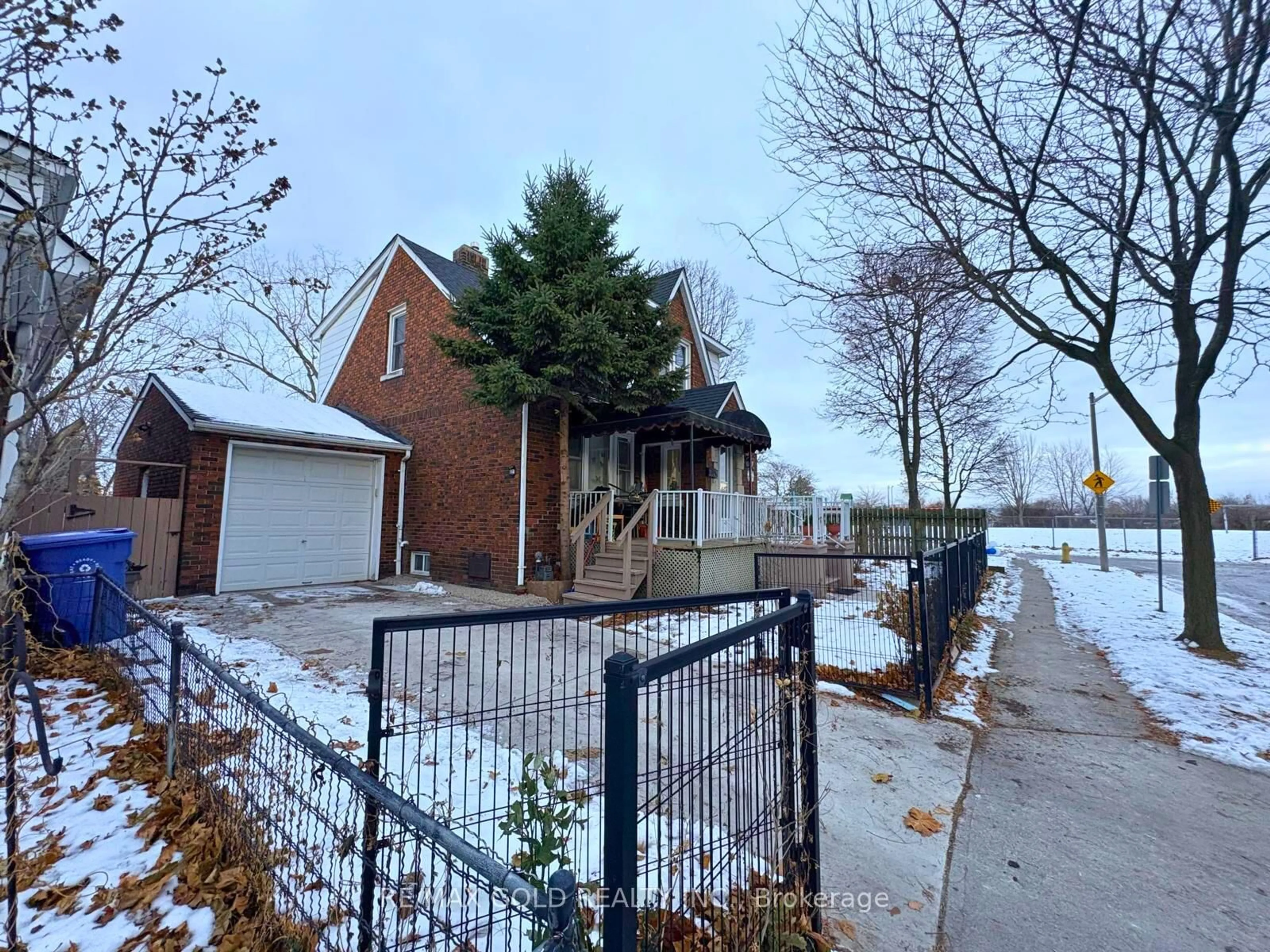 A pic from outside/outdoor area/front of a property/back of a property/a pic from drone, street for 1236 Hickory Rd, Windsor Ontario N8Y 3S6