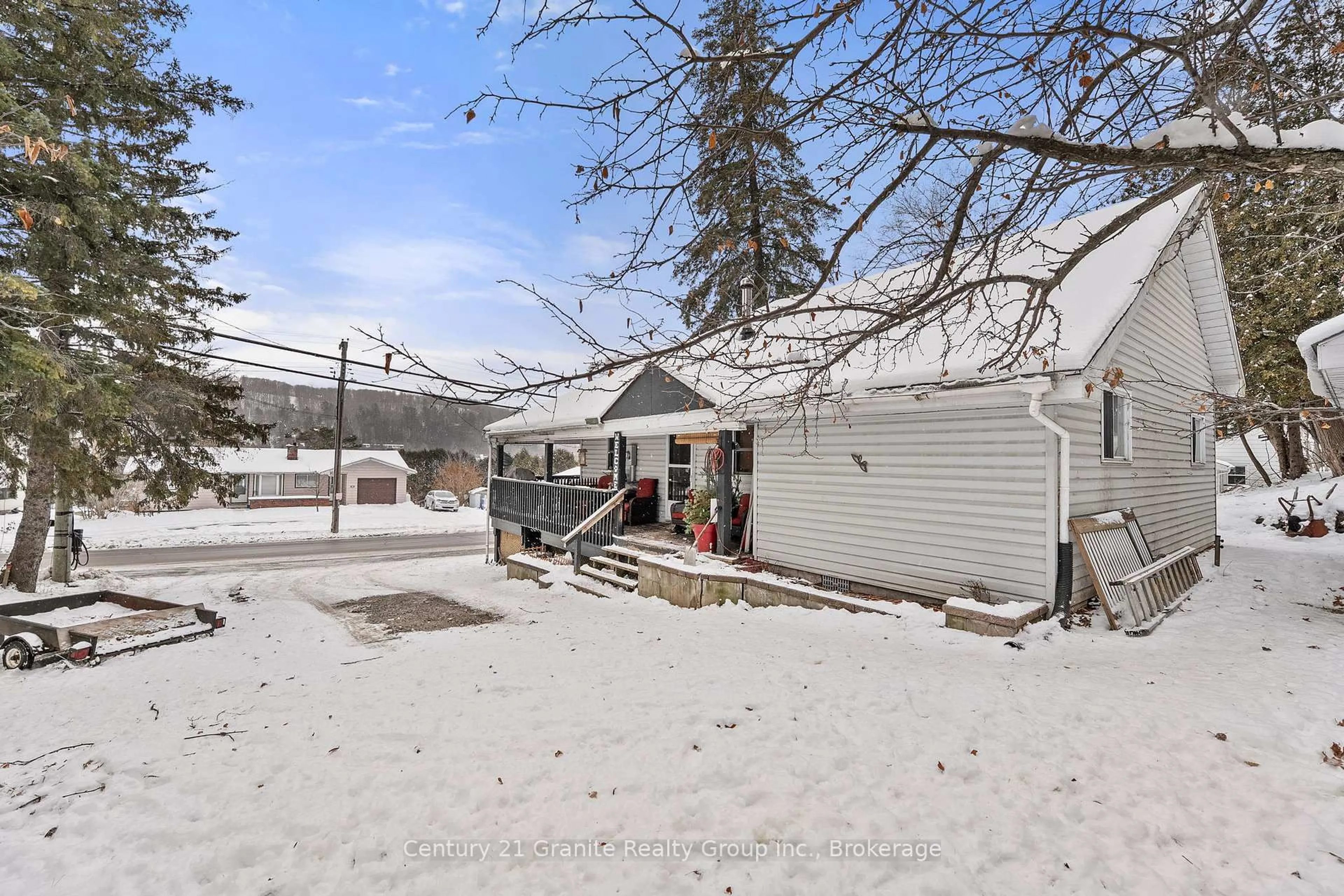 Patio, street for 27 Sunnyside St, Dysart et al Ontario K0M 1S0