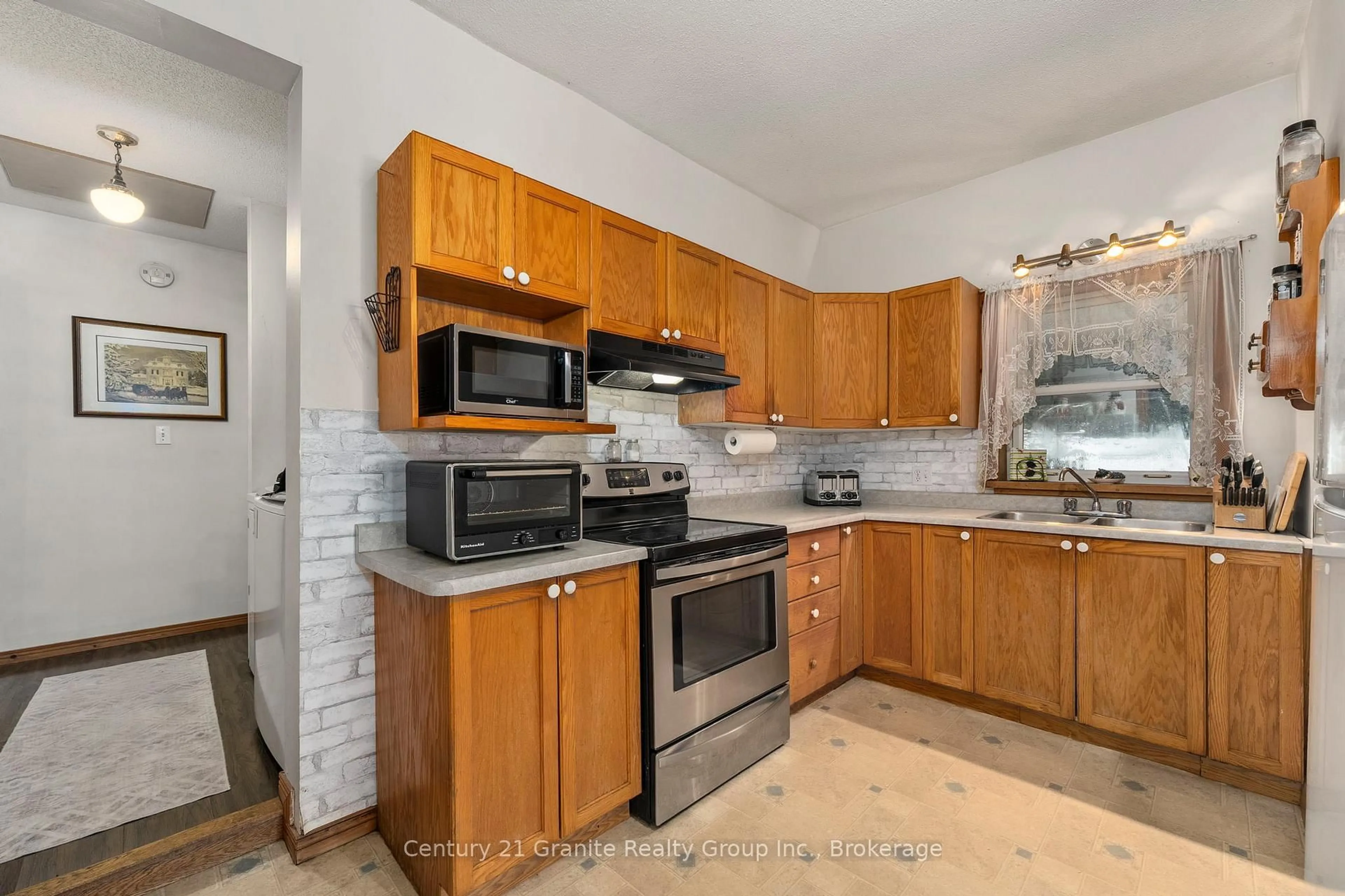 Standard kitchen, ceramic/tile floor for 27 Sunnyside St, Dysart et al Ontario K0M 1S0