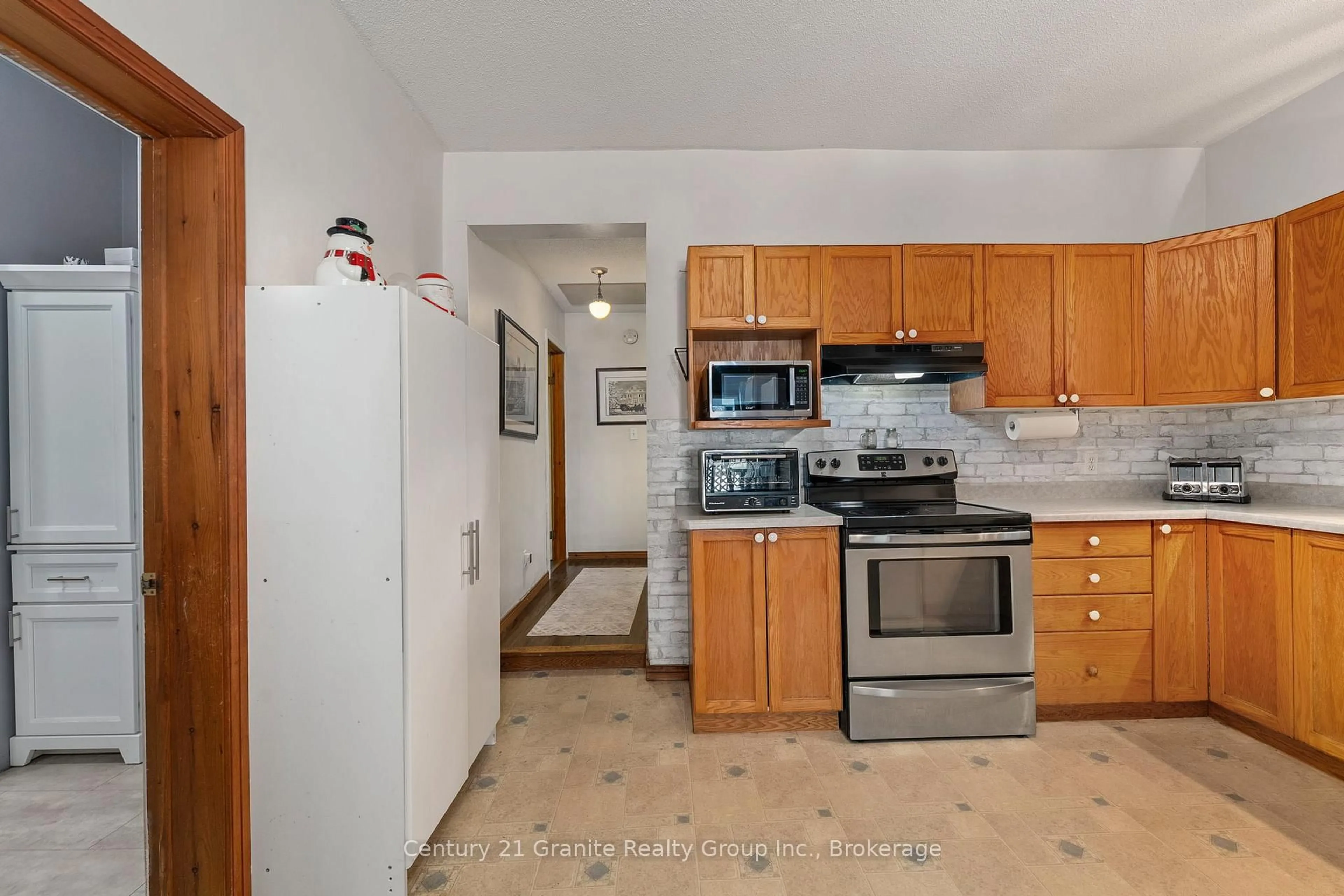 Standard kitchen, unknown for 27 Sunnyside St, Dysart et al Ontario K0M 1S0