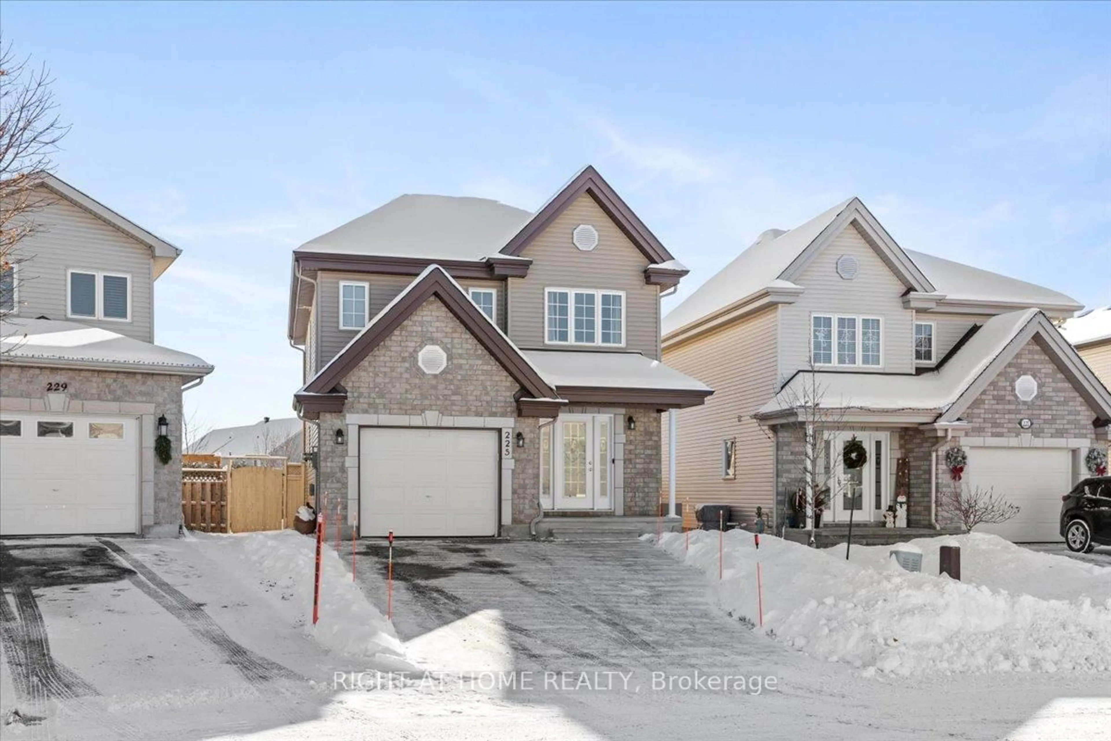 Home with brick exterior material, street for 225 Mica Cres, Clarence-Rockland Ontario K4K 0E3