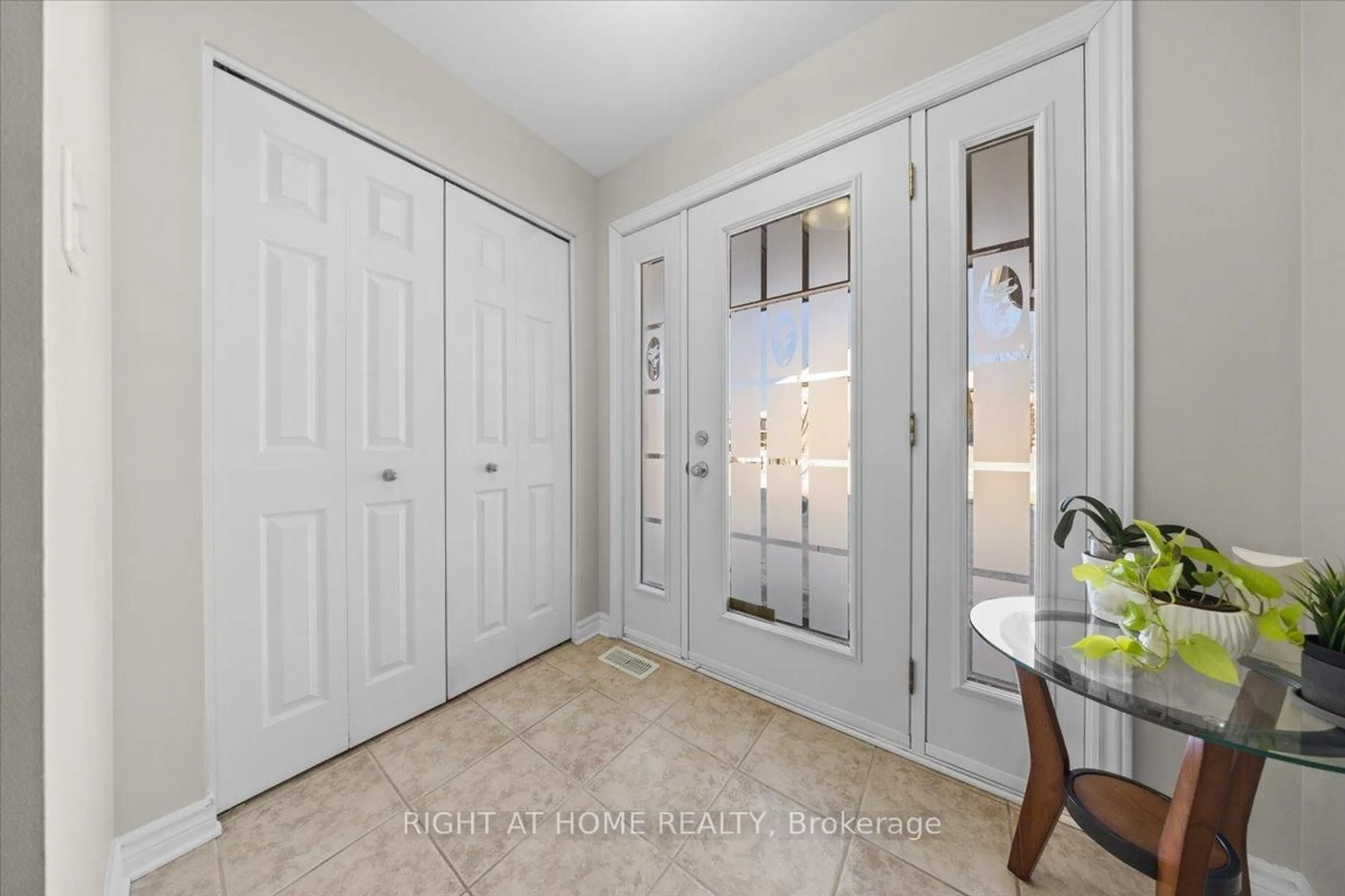 Indoor entryway for 225 Mica Cres, Clarence-Rockland Ontario K4K 0E3