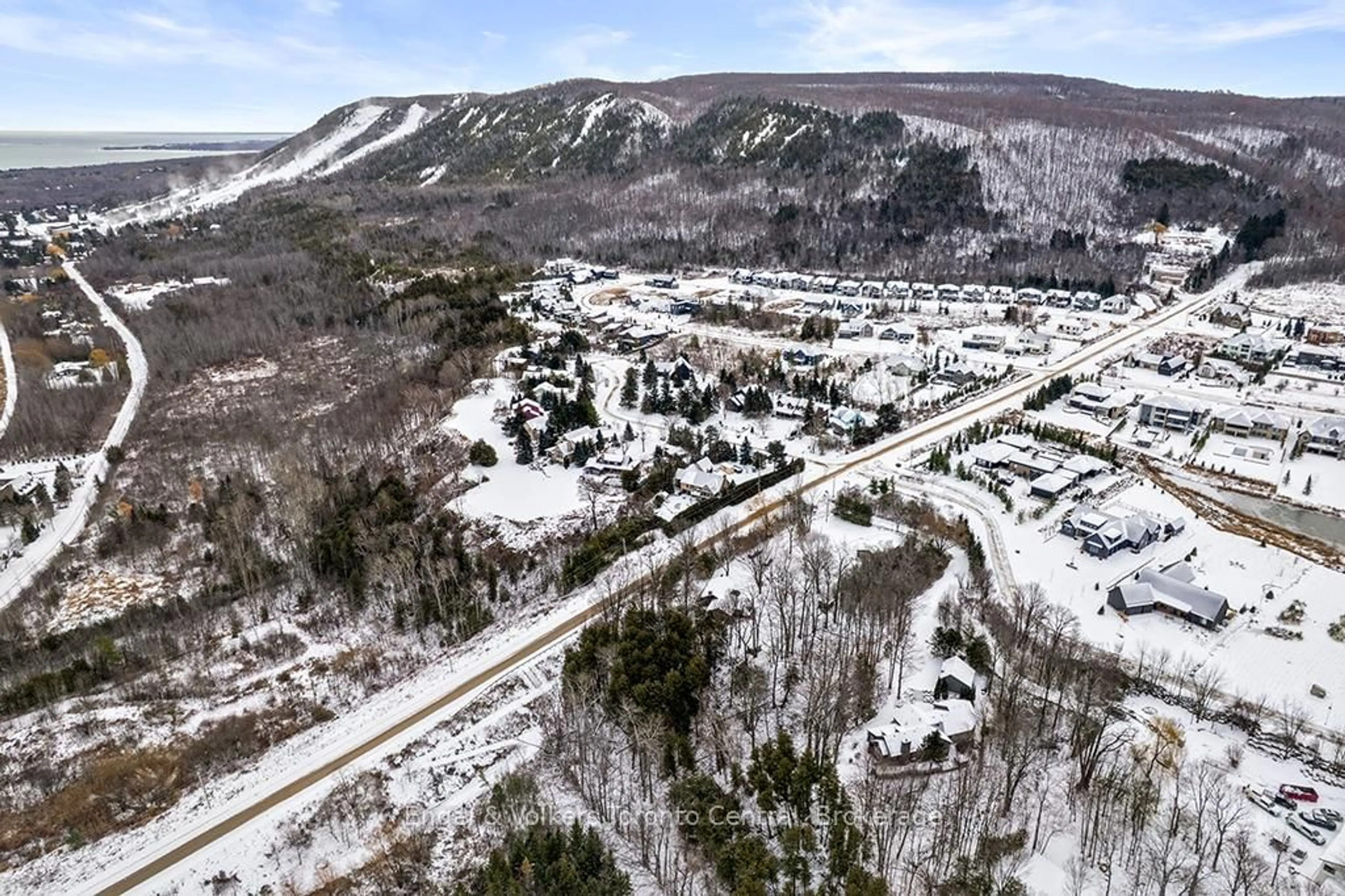 A pic from outside/outdoor area/front of a property/back of a property/a pic from drone, mountain view for 110 Dorothy Dr, Blue Mountains Ontario N0H 2P0