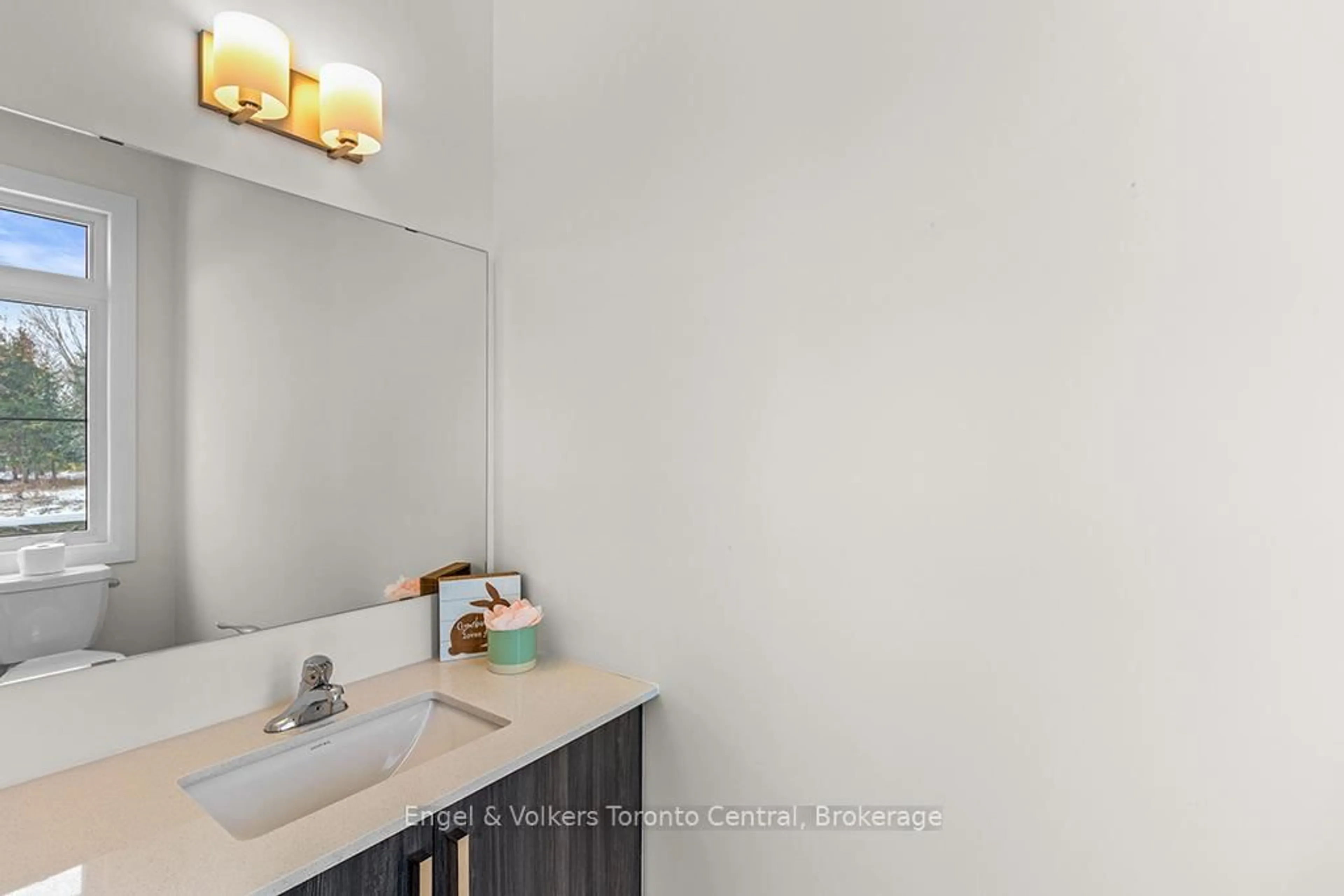 Standard bathroom, ceramic/tile floor for 110 Dorothy Dr, Blue Mountains Ontario N0H 2P0