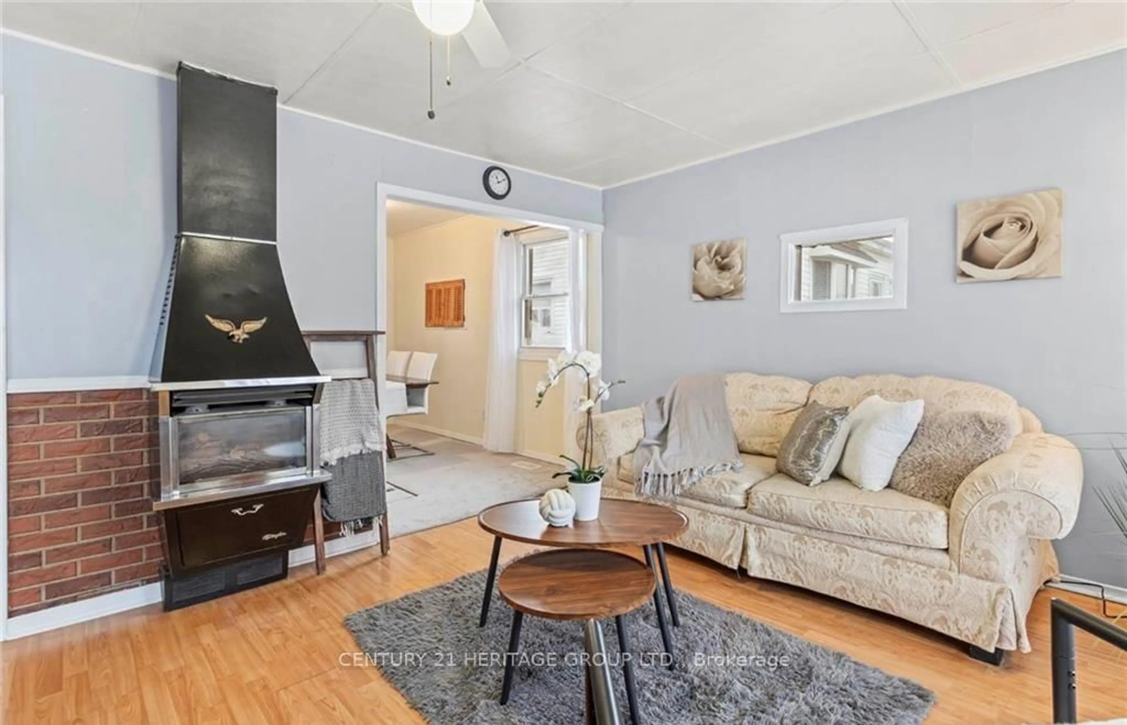 Living room with furniture, unknown for 46 Adeline Ave, Hamilton Ontario L8H 5T4