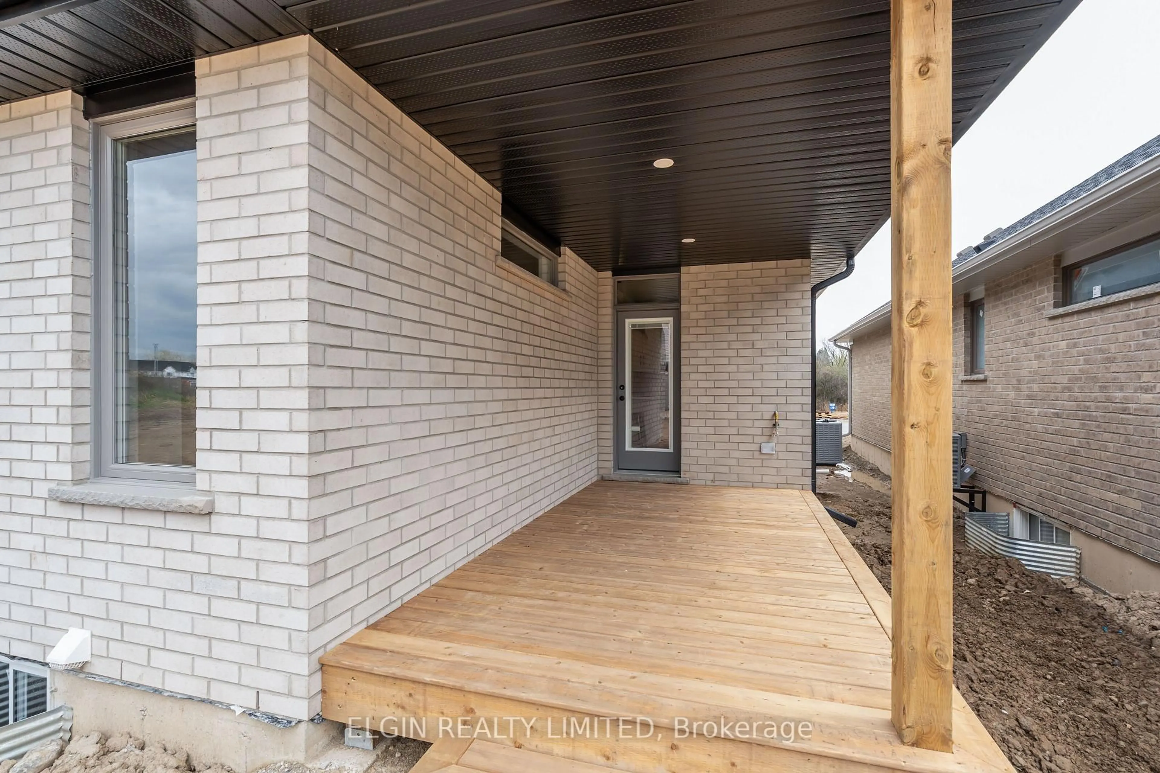 Indoor entryway for 31 Hemlock Cres, Aylmer Ontario N5H 0C1