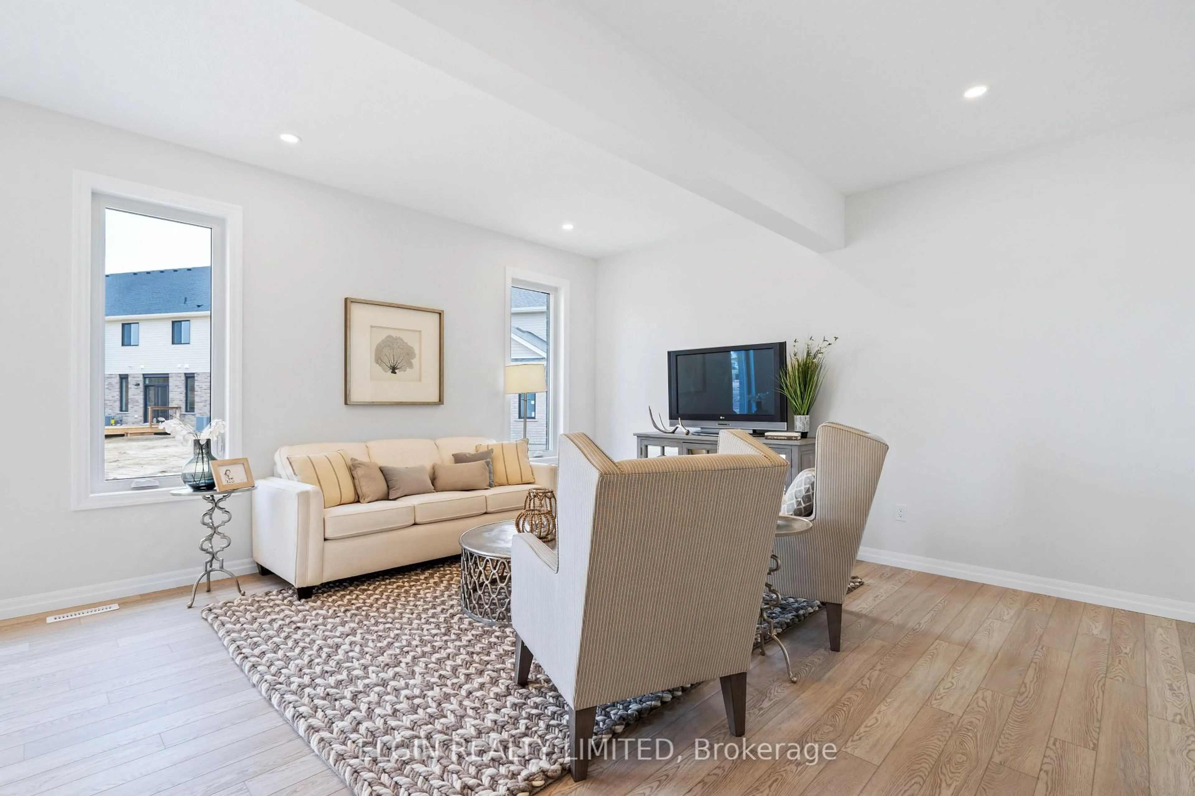 Living room with furniture, unknown for 37 Hemlock Cres, Aylmer Ontario N5H 0C1