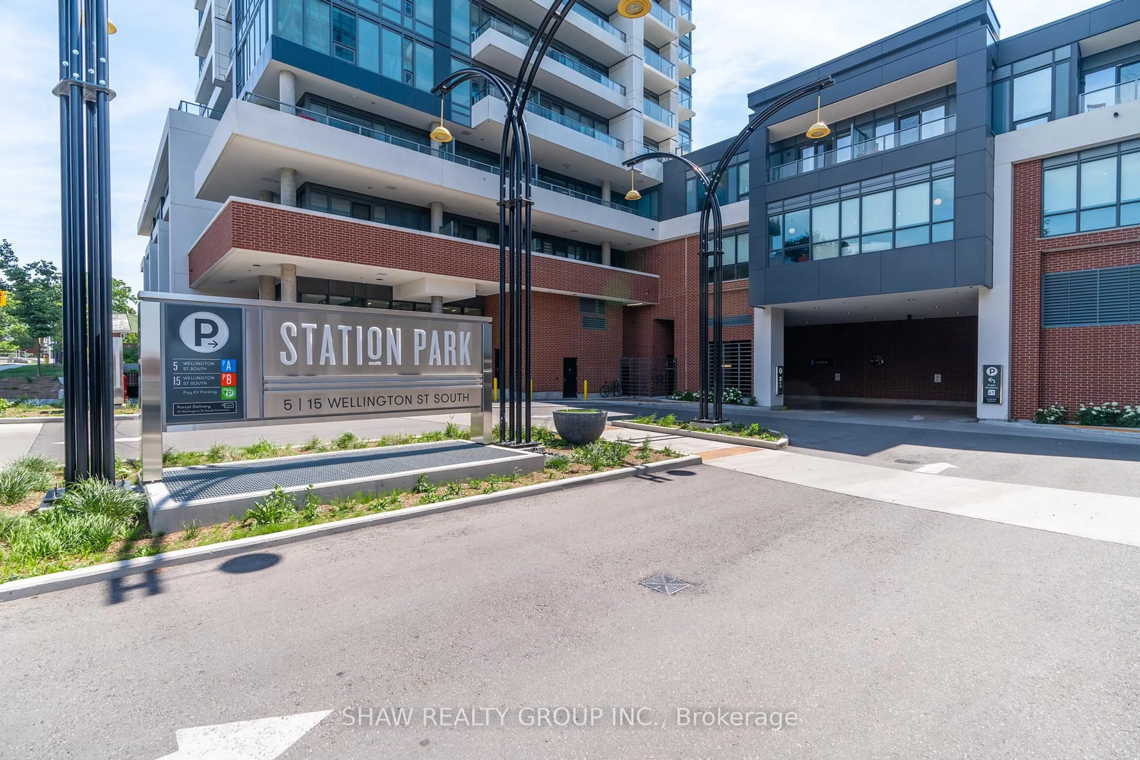 Patio, street for 15 Wellington St #1906, Kitchener Ontario N2A 4L2