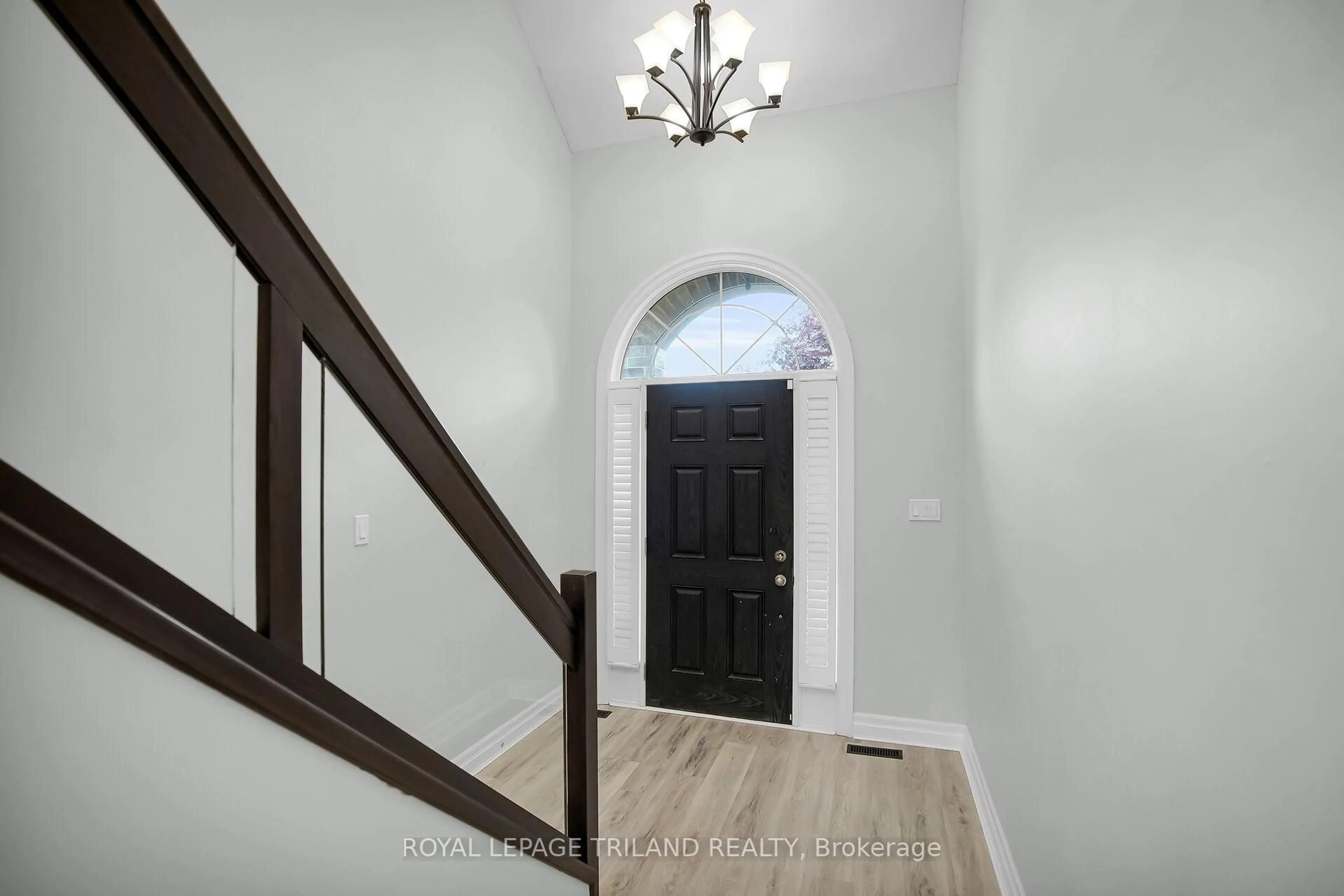 Indoor entryway for 1862 Cherrywood Tr, London North Ontario N6H 0E1