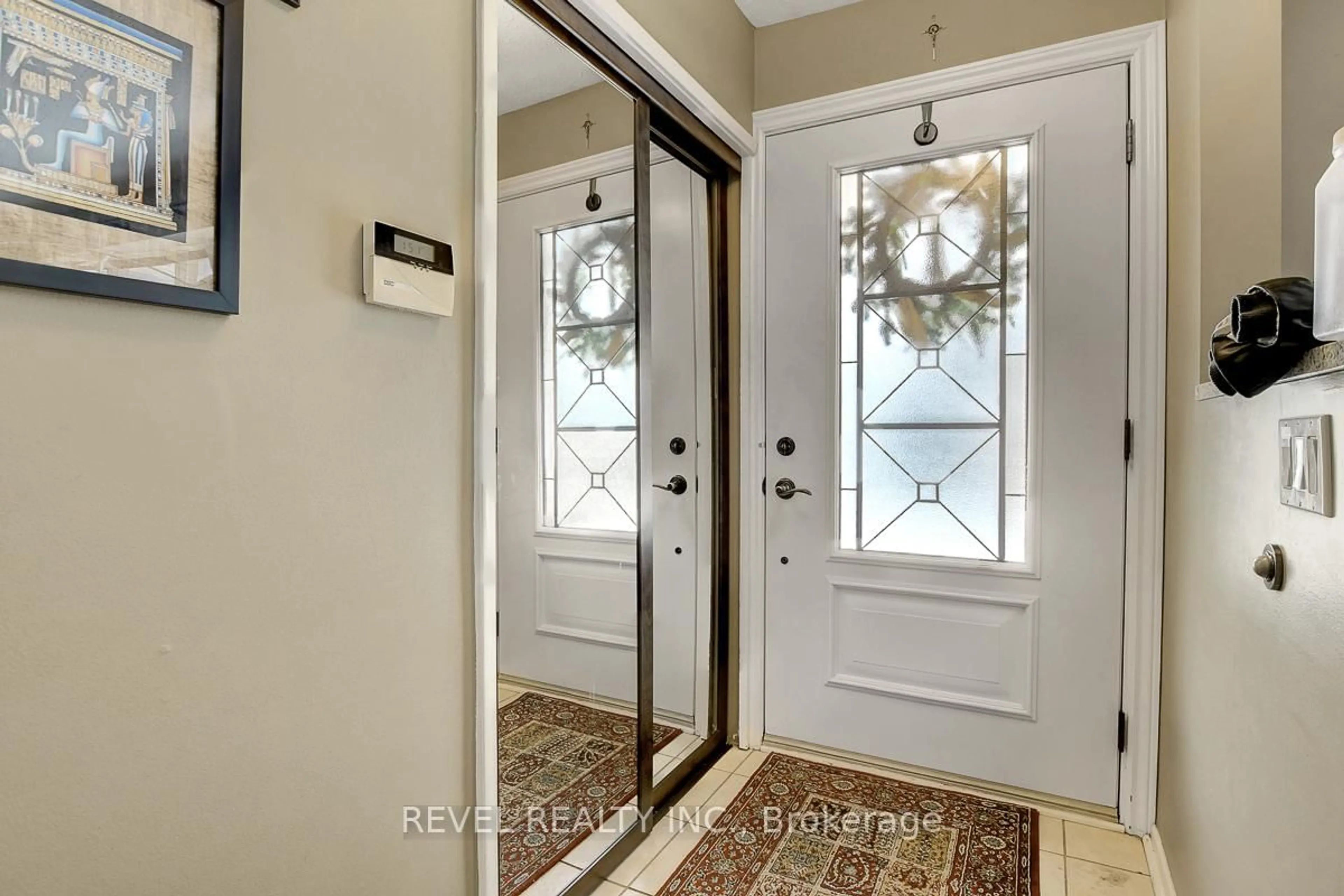 Indoor entryway for 1752 Kilborn Ave, Ottawa Ontario K1H 6N2