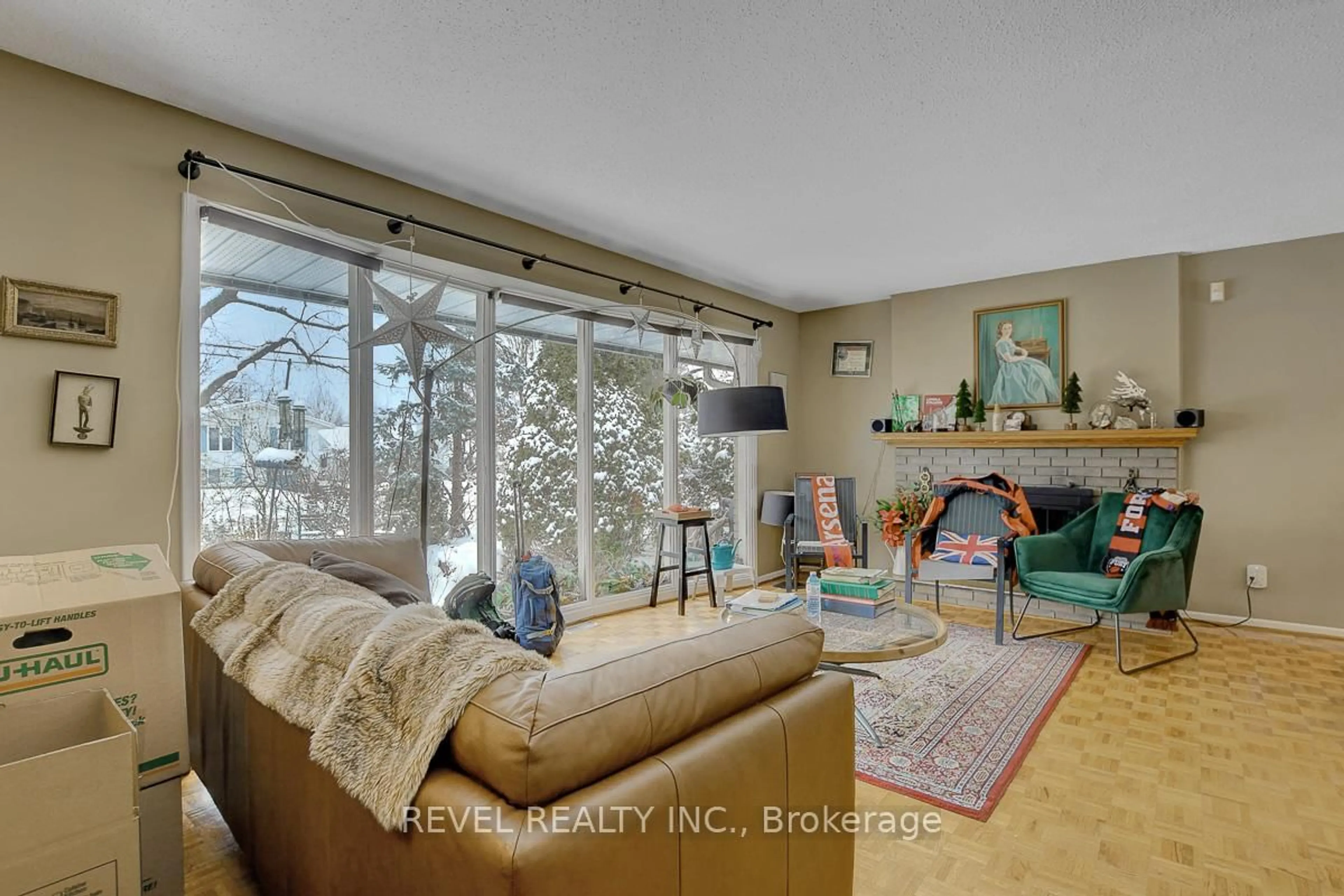 Living room with furniture, unknown for 1752 Kilborn Ave, Ottawa Ontario K1H 6N2