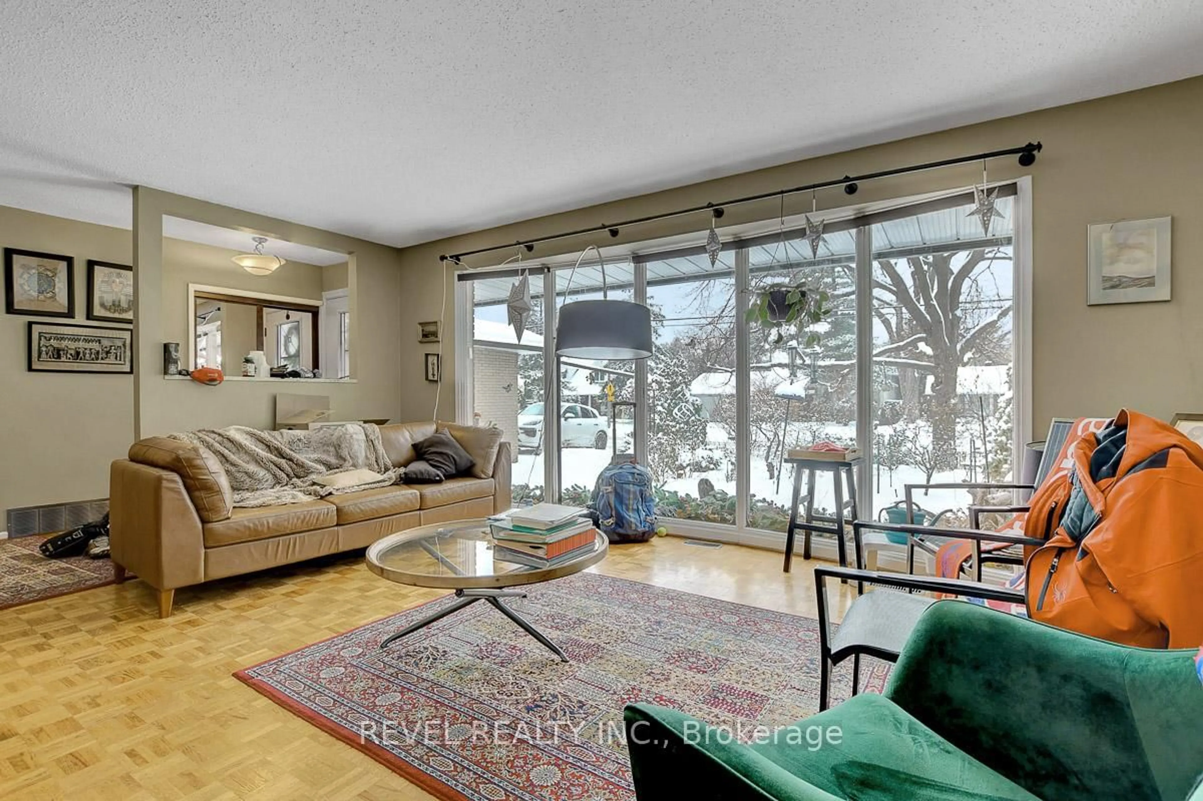 Living room with furniture, unknown for 1752 Kilborn Ave, Ottawa Ontario K1H 6N2