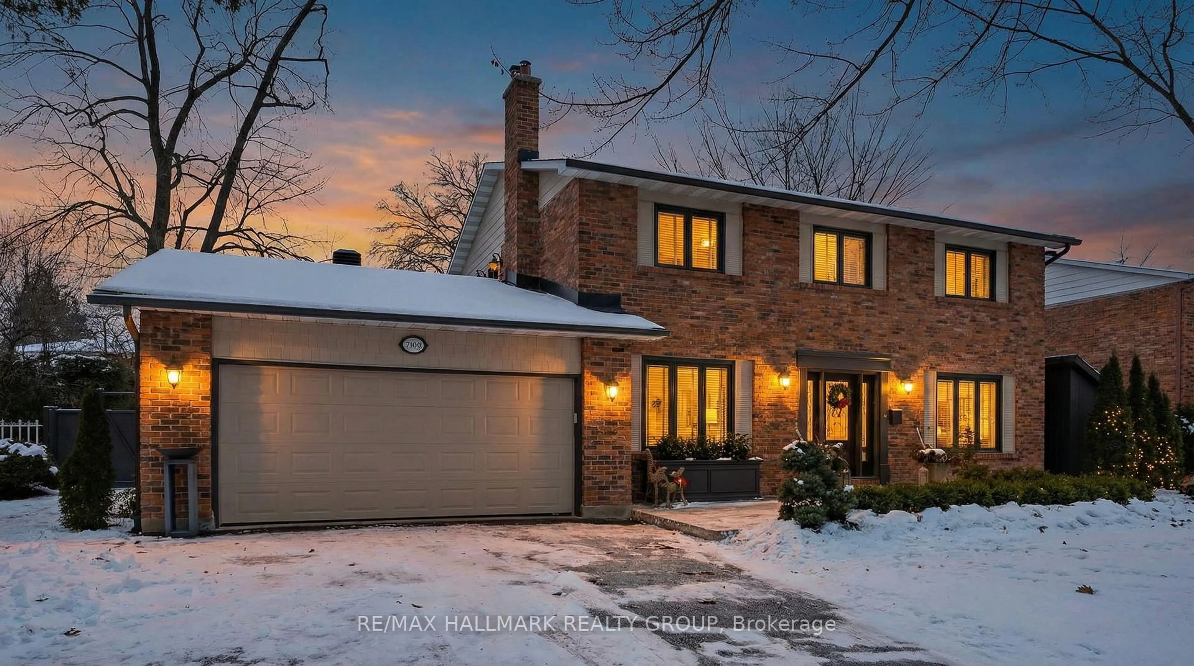 Home with brick exterior material, street for 2006 Hollybrook Cres, Gloucester Ontario K1J 7Y6