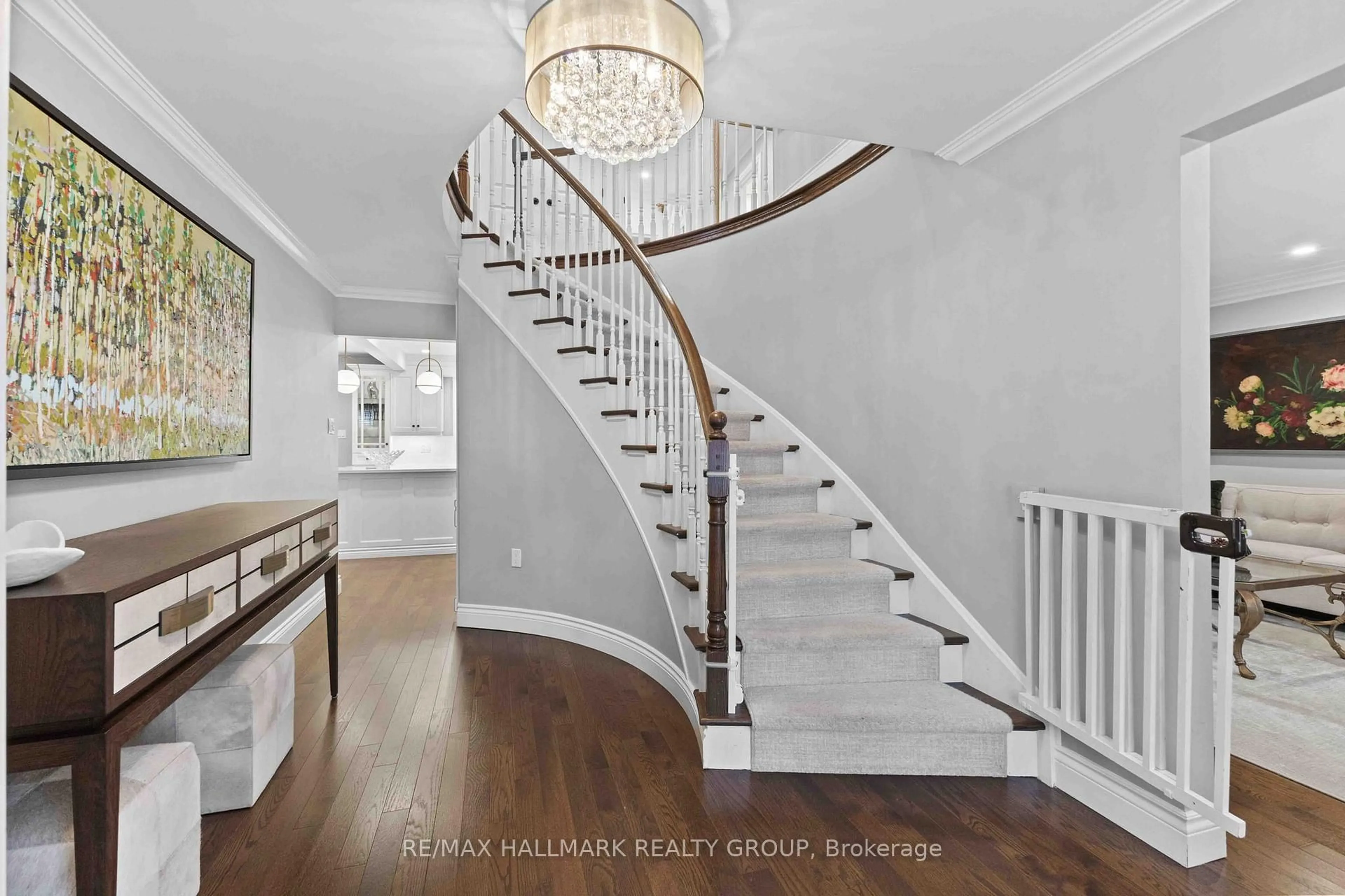 Indoor entryway for 2006 Hollybrook Cres, Gloucester Ontario K1J 7Y6