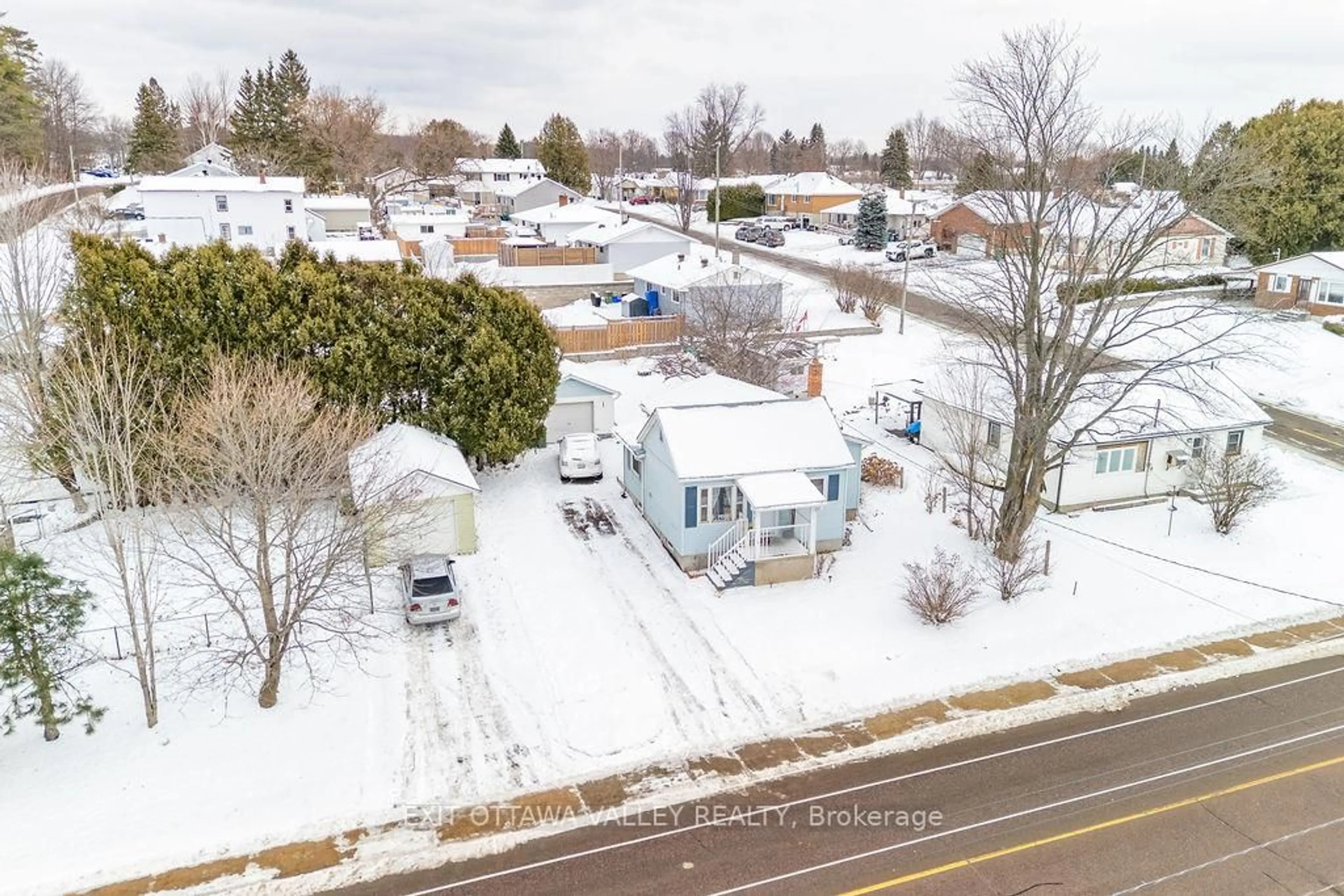 A pic from outside/outdoor area/front of a property/back of a property/a pic from drone, street for 765 River Rd, Pembroke Ontario K8A 1A6