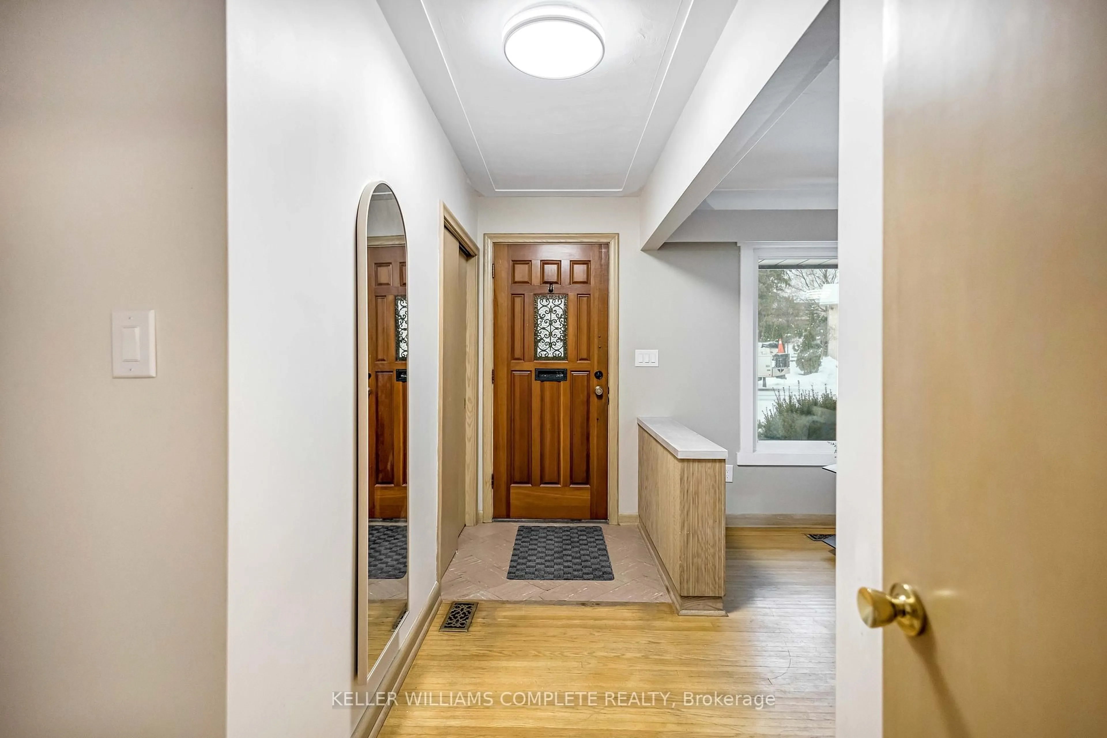 Indoor foyer for 626 IROQUOIS Ave, Hamilton Ontario L9G 3B4